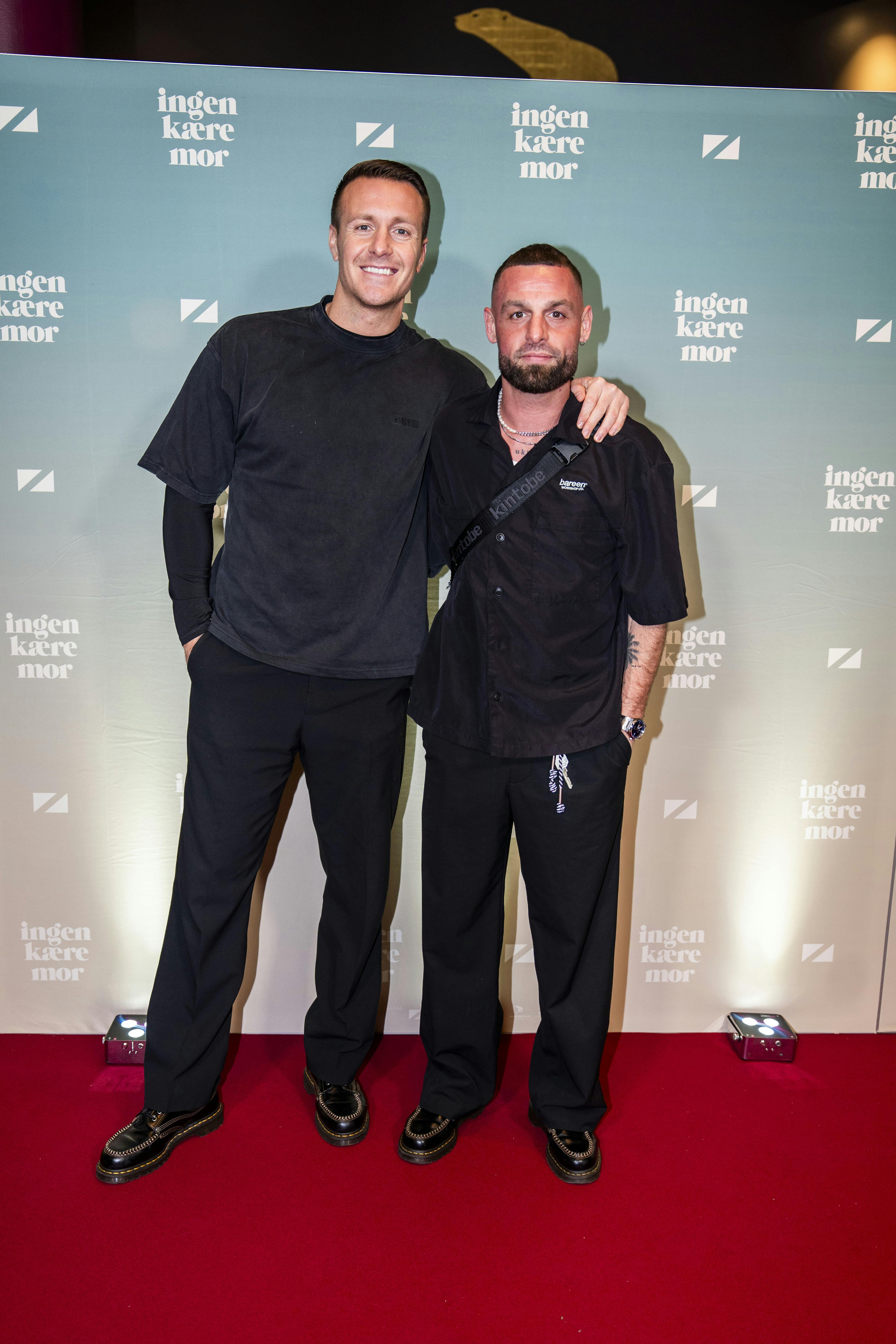 Andreas Holm fulgtes til gallapremieren på "Ingen kære mor" med "Bachelorette"- og gusmesterkammeraten Nichlas Weber, der også er single.