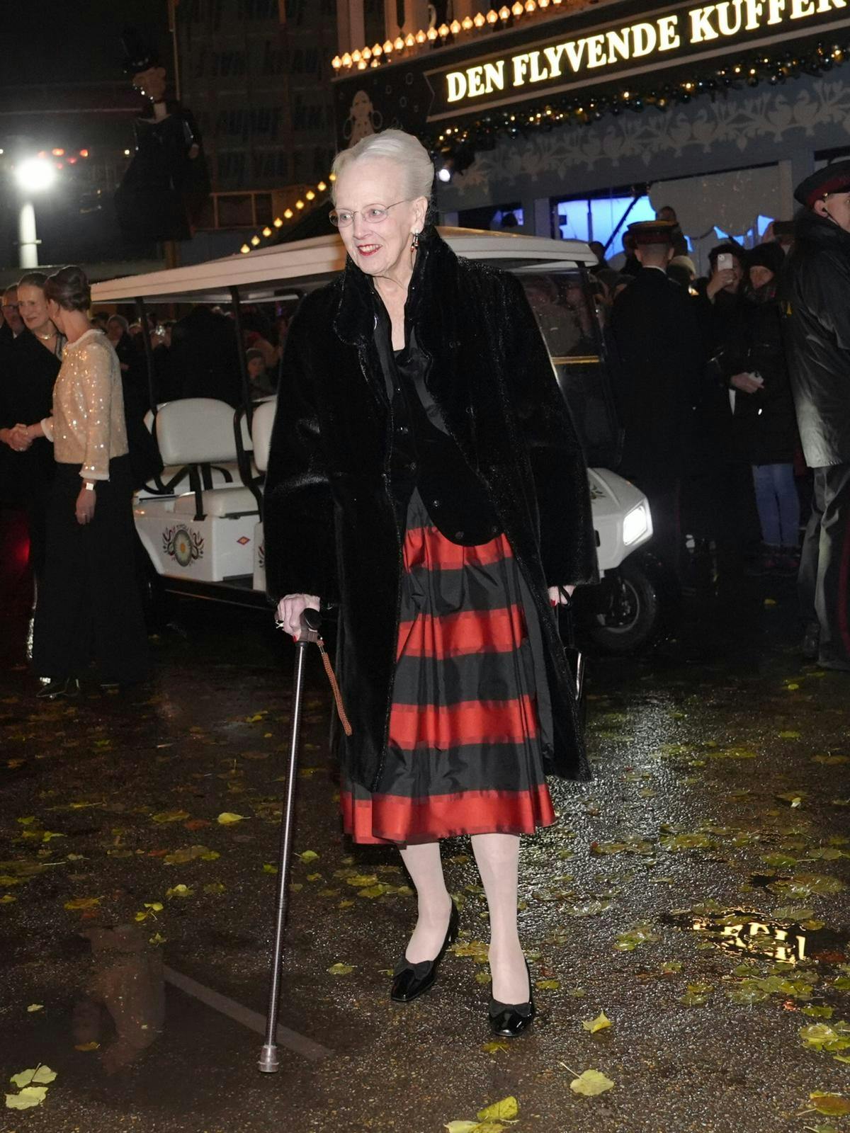 Dronningen ankommer til repremieren på "Snedronningen" i Tivoli.