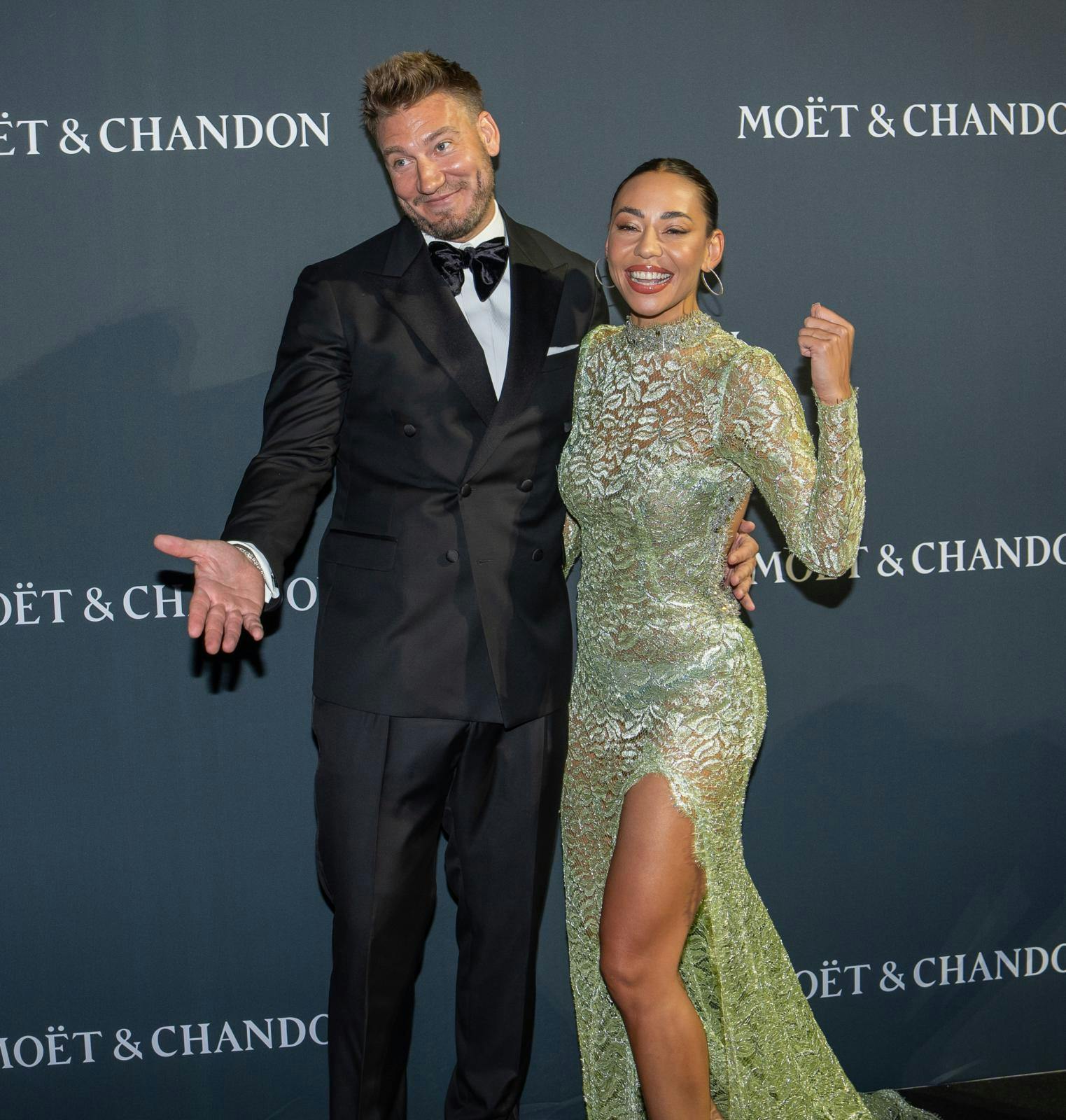 Ikke kun røvlækker - men også nem og god at tale med. Det er ifølge Sus den bedømmelse, som Bendtner giver sin seneste erobring...hende.