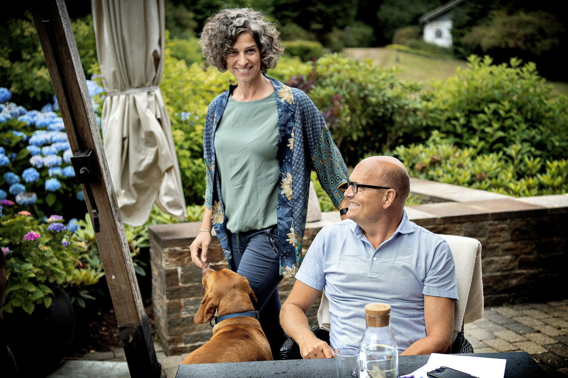 Her ses Bjarne Riis i hjemmet i Vejle sammen med Anne Dorthe Tanderup og hunden Buddy.