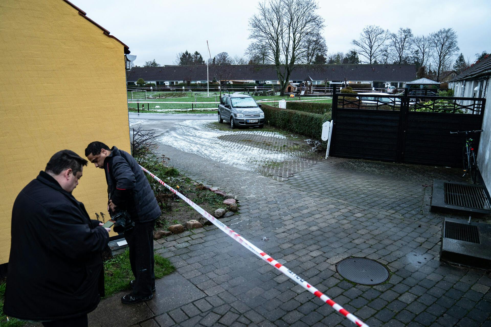 Betjente arbejder omkring Kornmarken i Bagsværd efter en skudepisode onsdag morgen den 13. januar 2021. En person er blevet ramt af skud i Bagsværd, oplyser Københavns Vestegns Politi onsdag morgen.. (Foto: Emil Helms/Ritzau Scanpix)