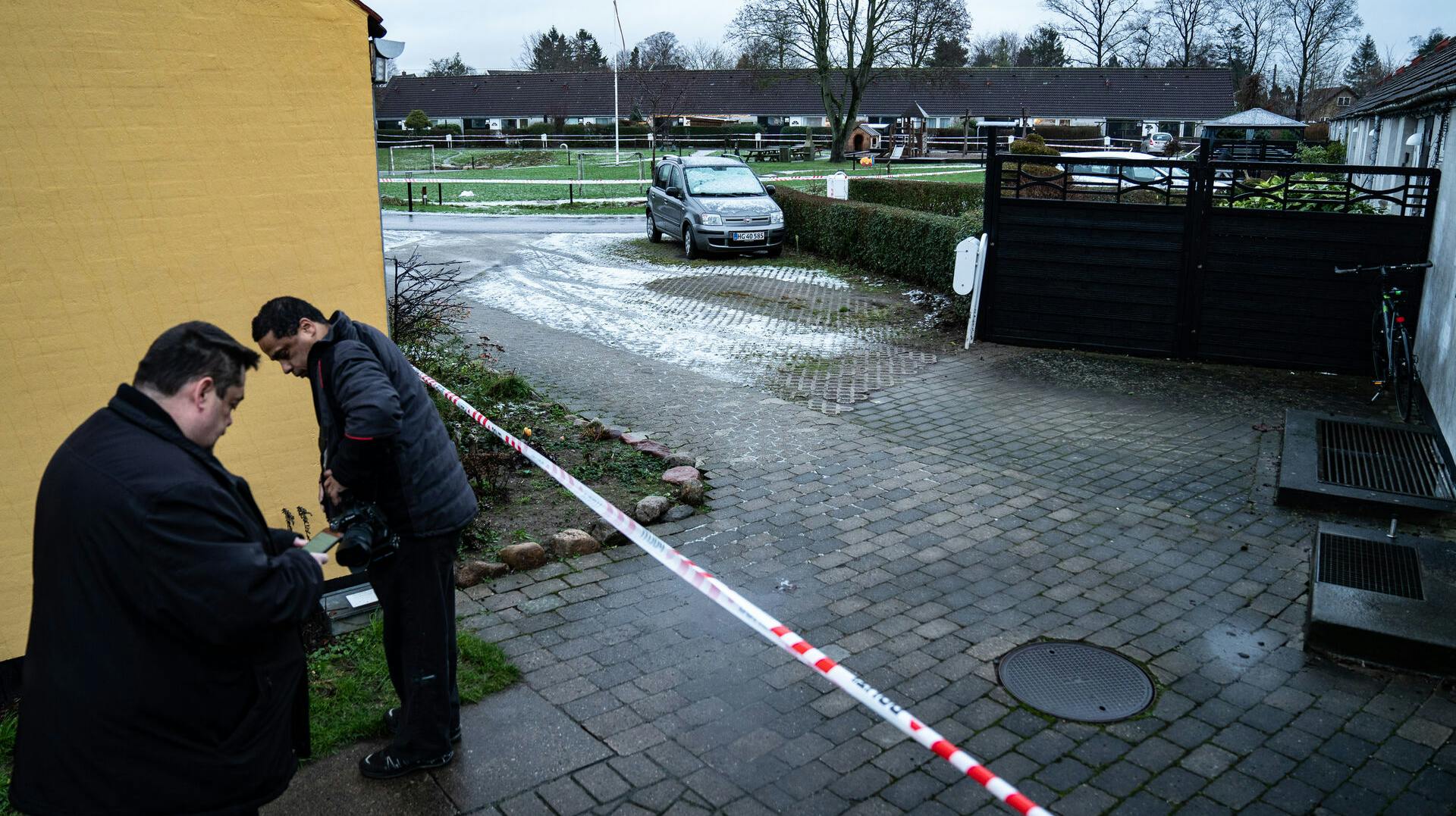 Betjente arbejder omkring Kornmarken i Bagsværd efter en skudepisode onsdag morgen den 13. januar 2021. En person er blevet ramt af skud i Bagsværd, oplyser Københavns Vestegns Politi onsdag morgen.. (Foto: Emil Helms/Ritzau Scanpix)