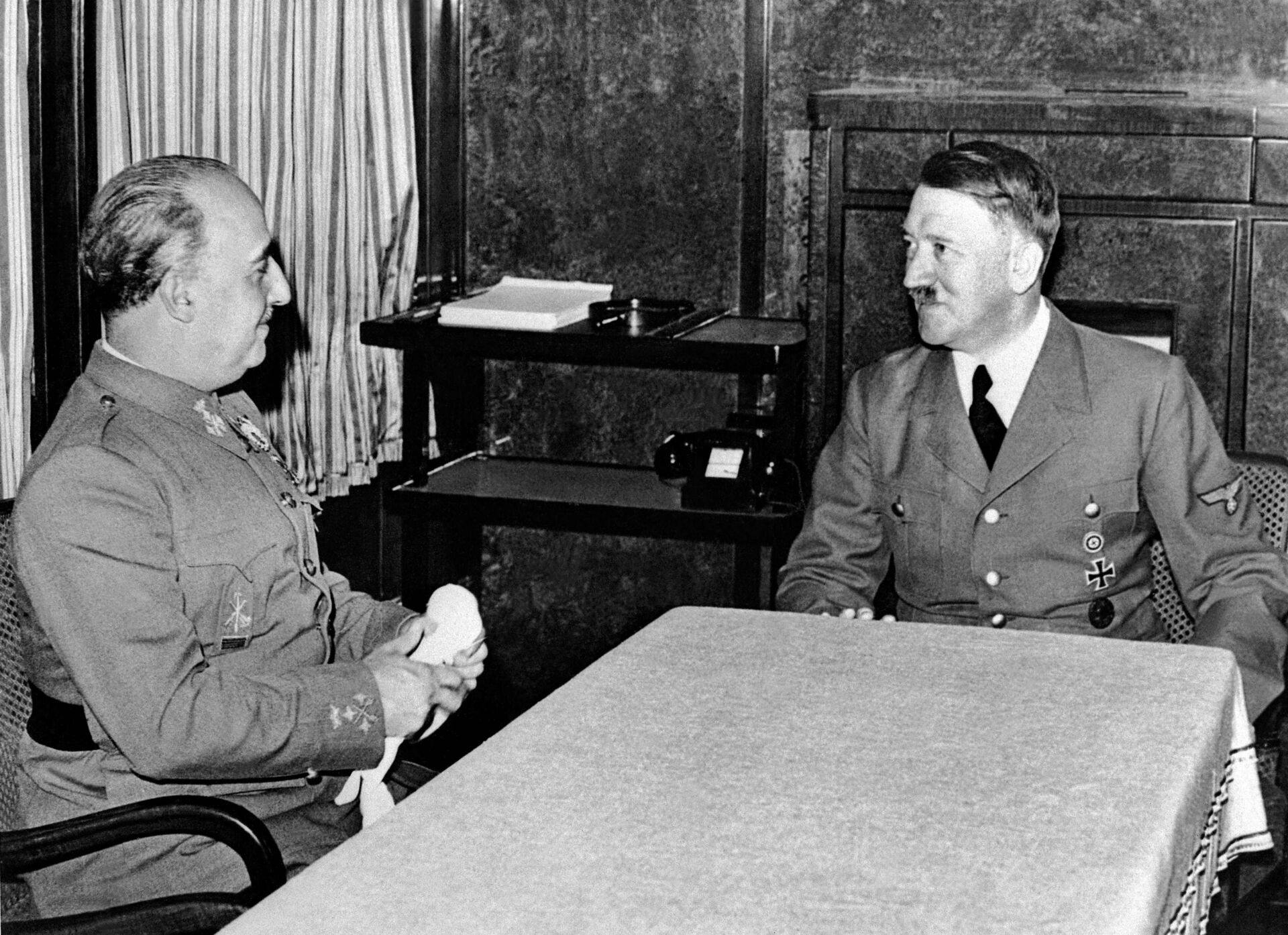 Adolf Hitler (til højre red.) behøver nok ikke nogen nærmere introduktion - men en politiker fra Namibia skulle nok have tjekket op på sit eget navn. Han påstår, at han ikke kendte navnet Adolf Hitler.