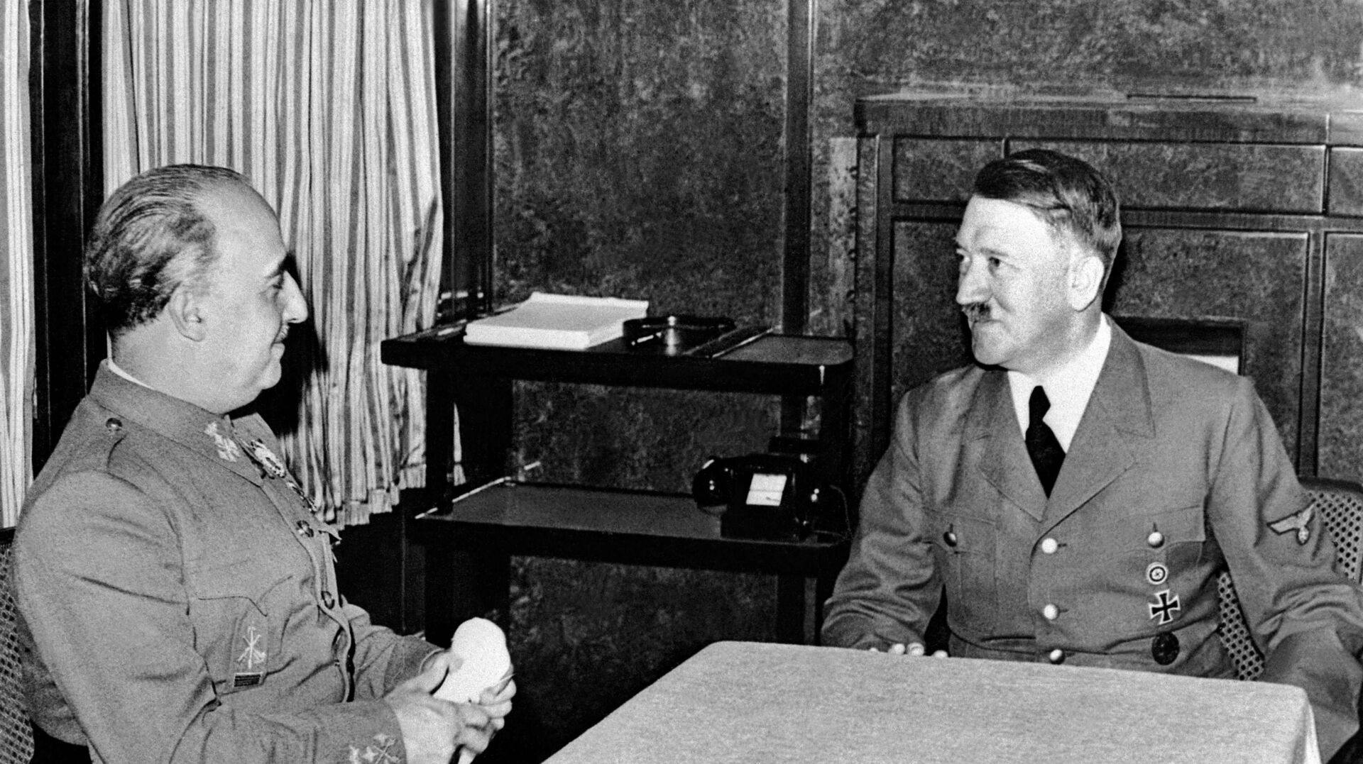 Adolf Hitler (til højre red.) behøver nok ikke nogen nærmere introduktion - men en politiker fra Namibia skulle nok have tjekket op på sit eget navn. Han påstår, at han ikke kendte navnet Adolf Hitler.