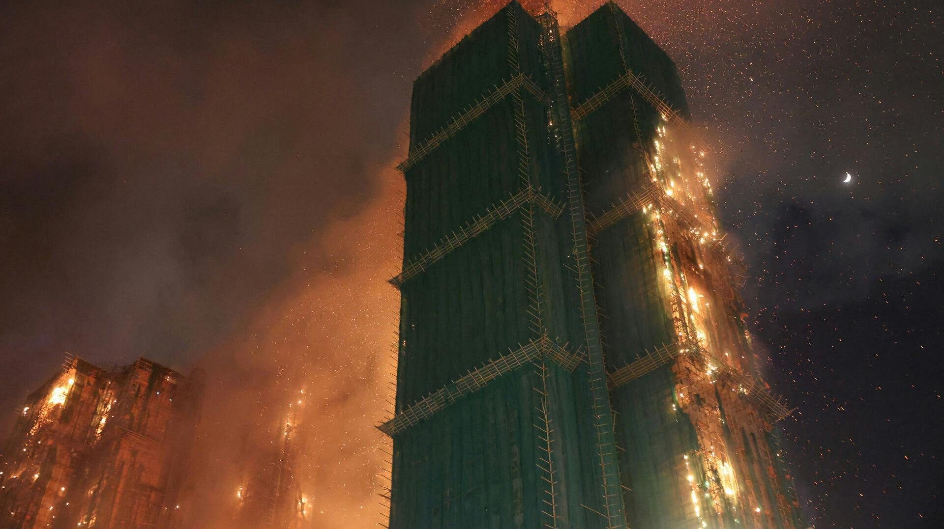 Myndighederne oplyser, at der nu er 128 mennesker døde i branden i Hongkong.