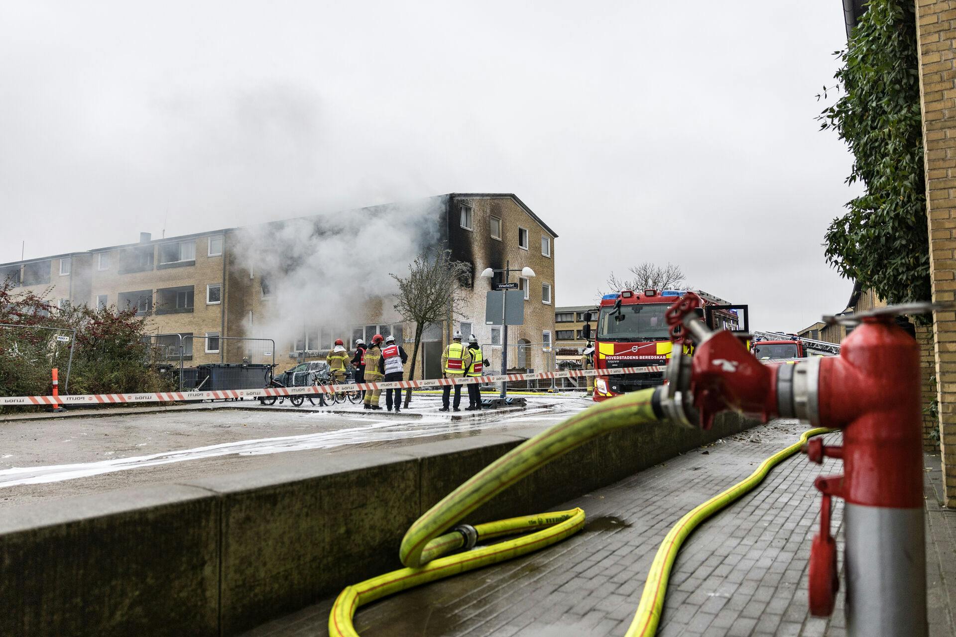 Brandfolk satte massivt ind for at slukke branden.