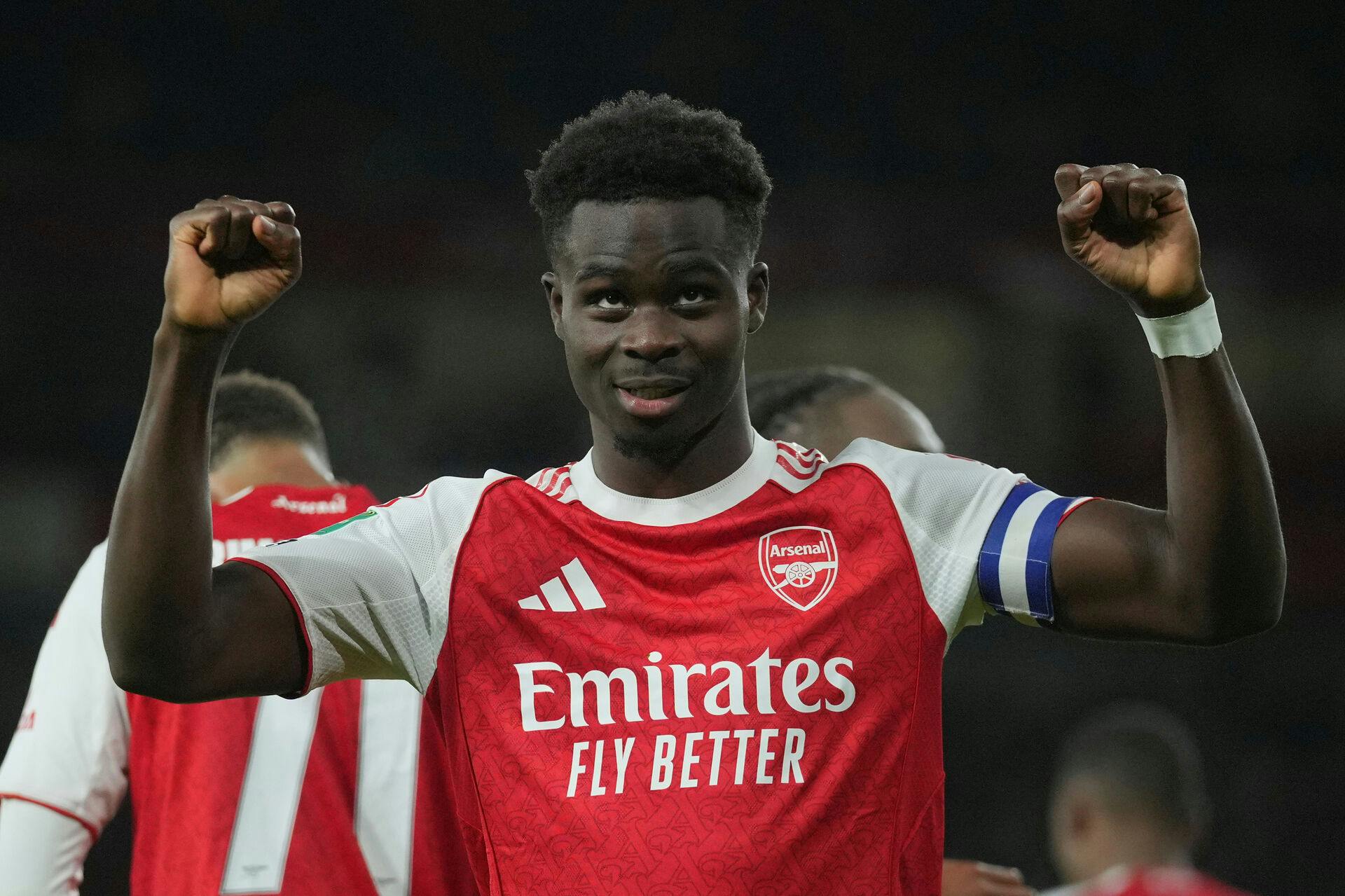 Bukayo Saka har ekstra god grund til at juble for tiden. Han fik nemlig et ja fra kæresten Tolami Benson.