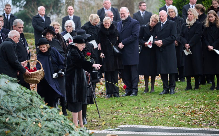 Dronning Margrethe kastede en rød rose ned på kisten. 