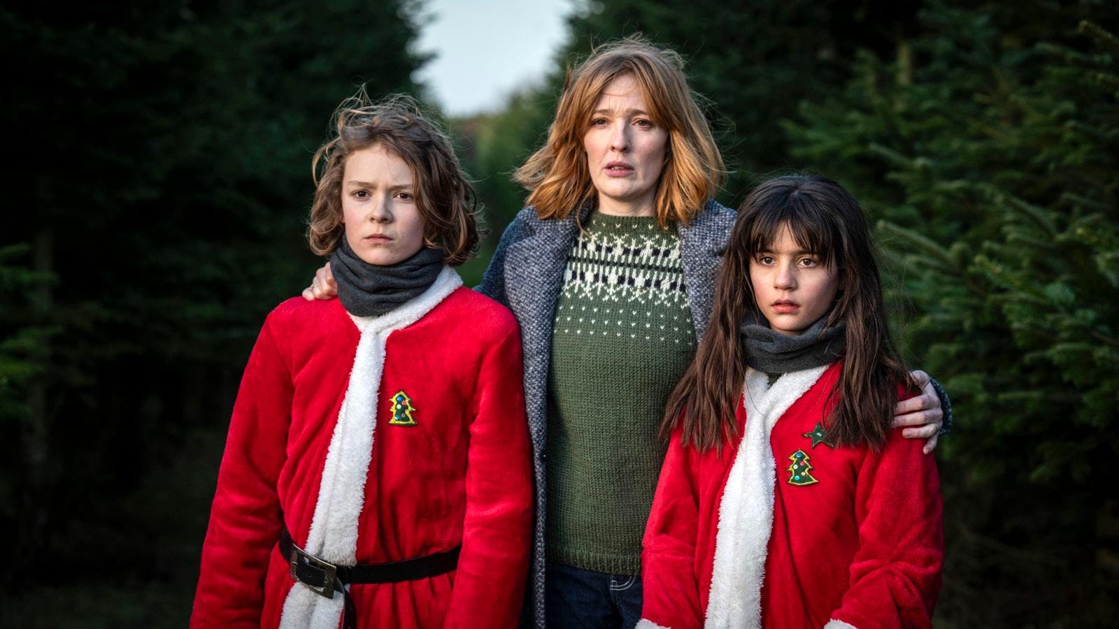 I ”Valdes jul – skovens vogter” fra 2023 var det Julie Agnete Vang, 41, som spillede Malou, mens Sander Løkke Borg, 17, har spillet Valde i begge sæsoner og Flora Augusta, 14, rollen som Tala.