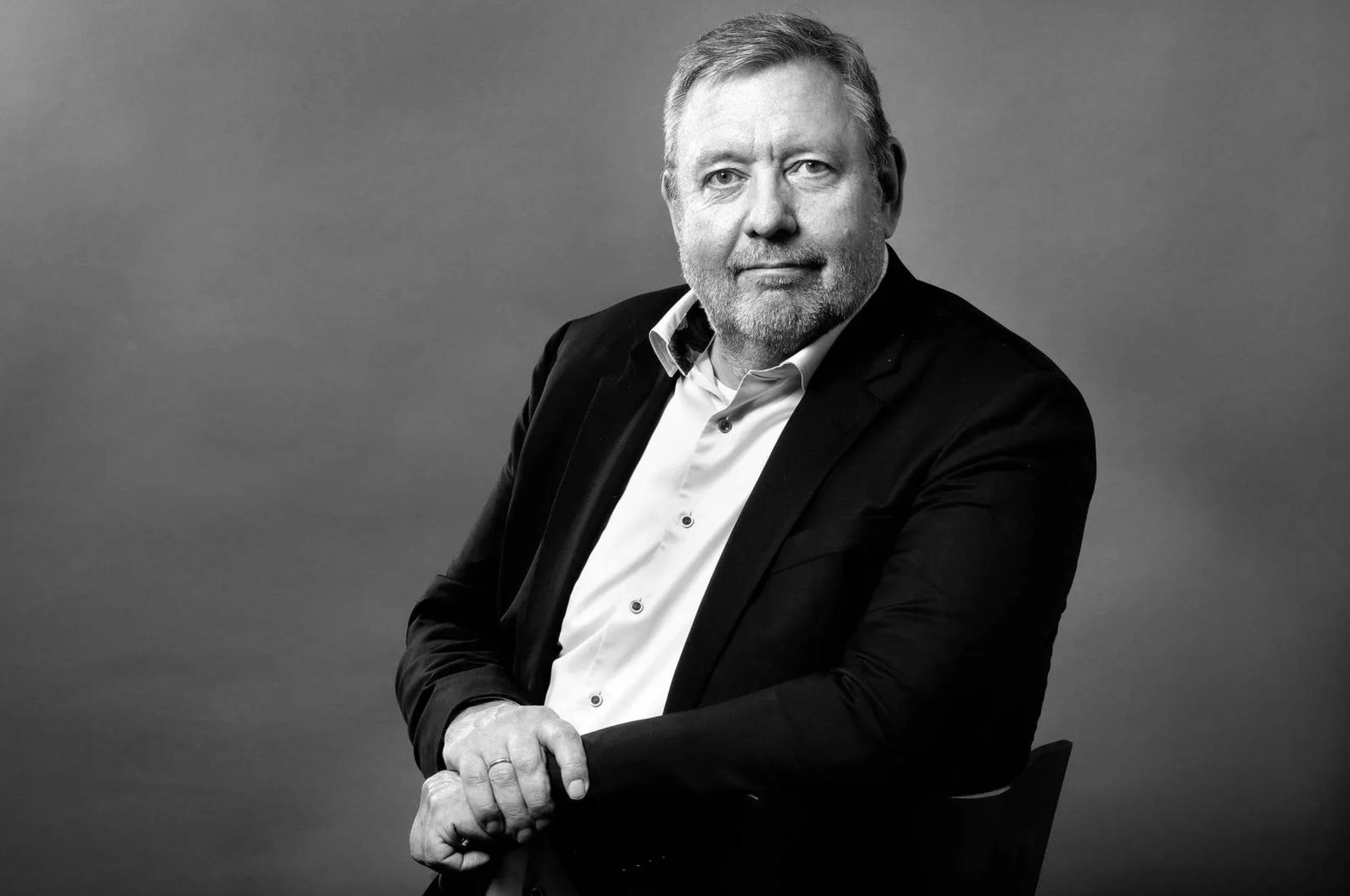 Skiftet sker "efter gensidig aftale" med bestyrelsen. På dansk hedder det vist at blive fyret efter aftale.