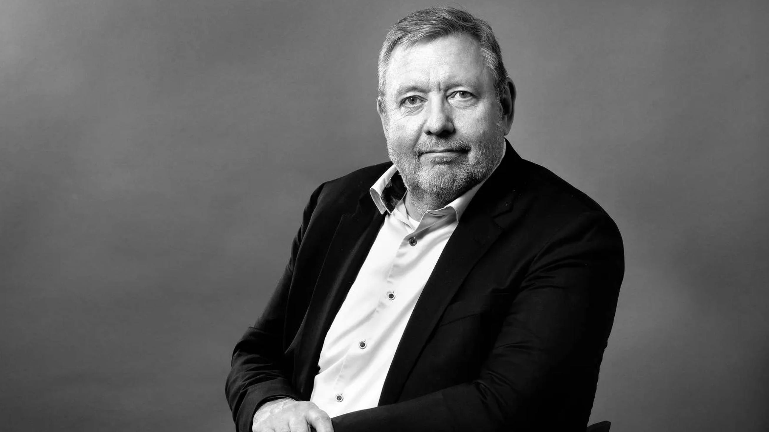 Skiftet sker "efter gensidig aftale" med bestyrelsen. På dansk hedder det vist at blive fyret efter aftale.