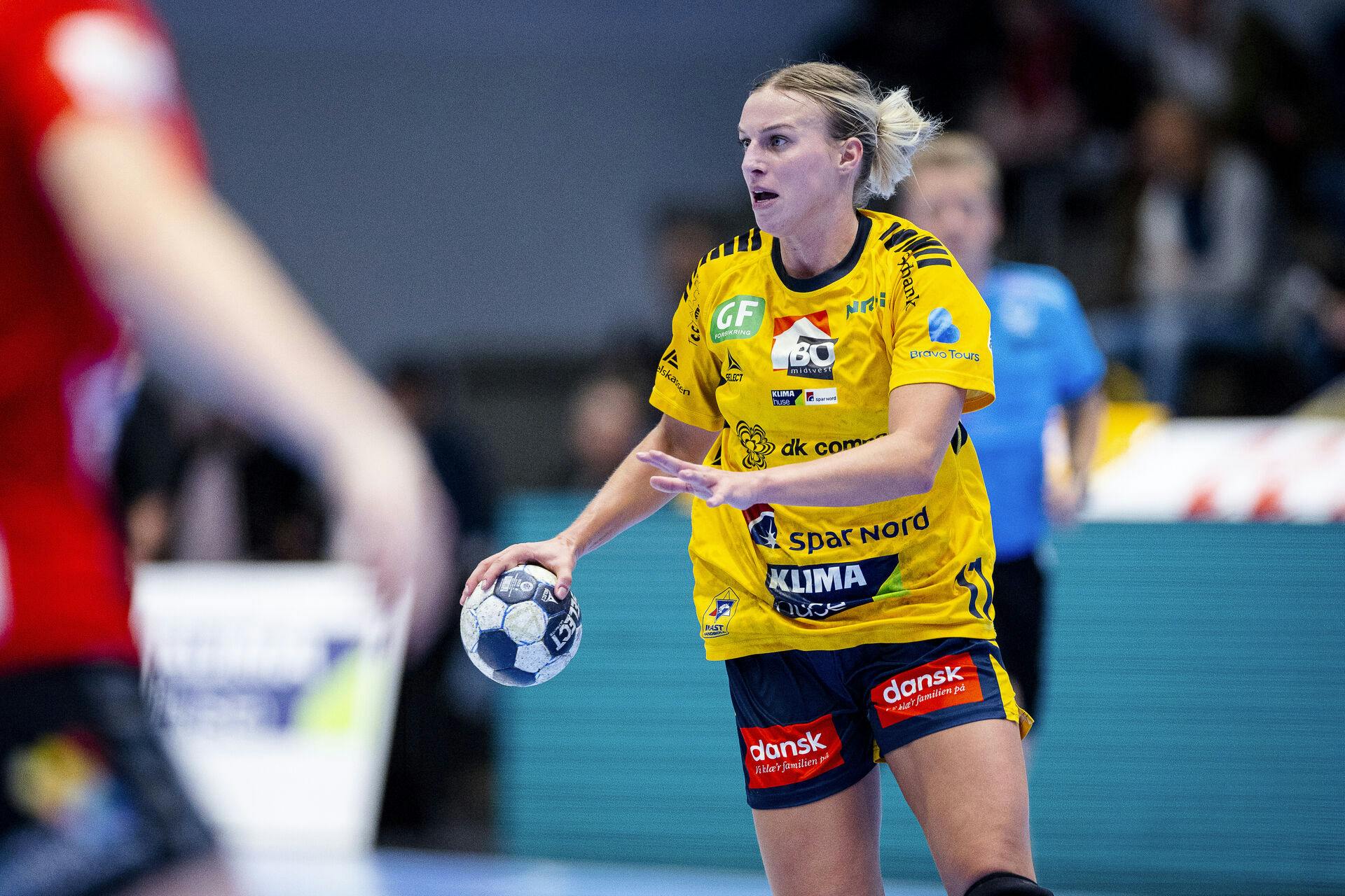 Ikast Håndbolds Simone Petersen under kvindehåndboldkampen mellem Ikast Håndbold og Team Esbjerg i IBF Arena i Ikast torsdag den 6. november 2025.