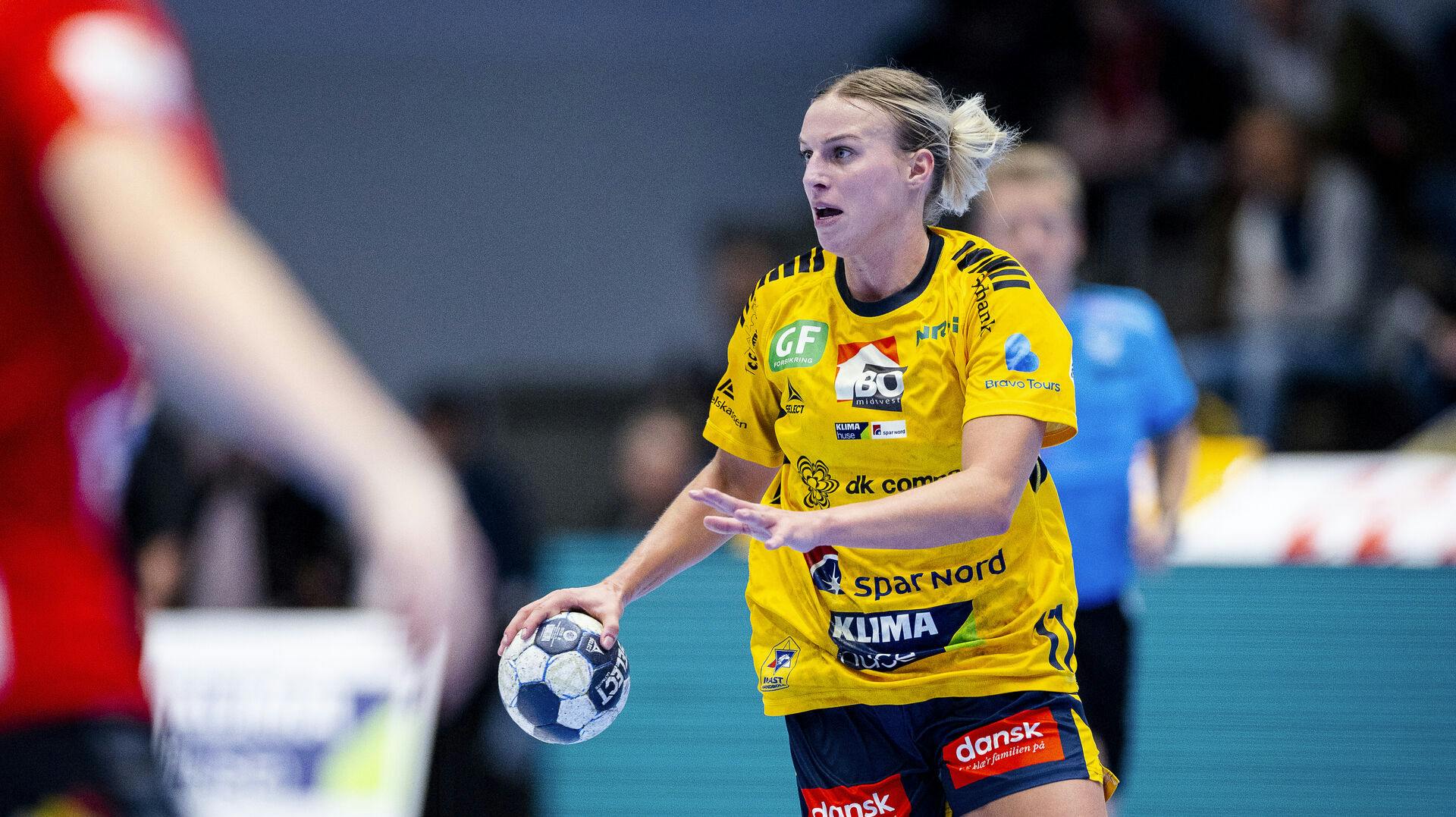 Ikast Håndbolds Simone Petersen under kvindehåndboldkampen mellem Ikast Håndbold og Team Esbjerg i IBF Arena i Ikast torsdag den 6. november 2025.