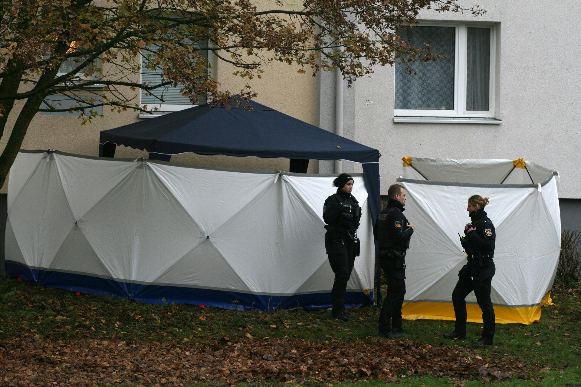 Her ses politiet i Bremen, der står foran det sted, hvor pigen faldt ned.
