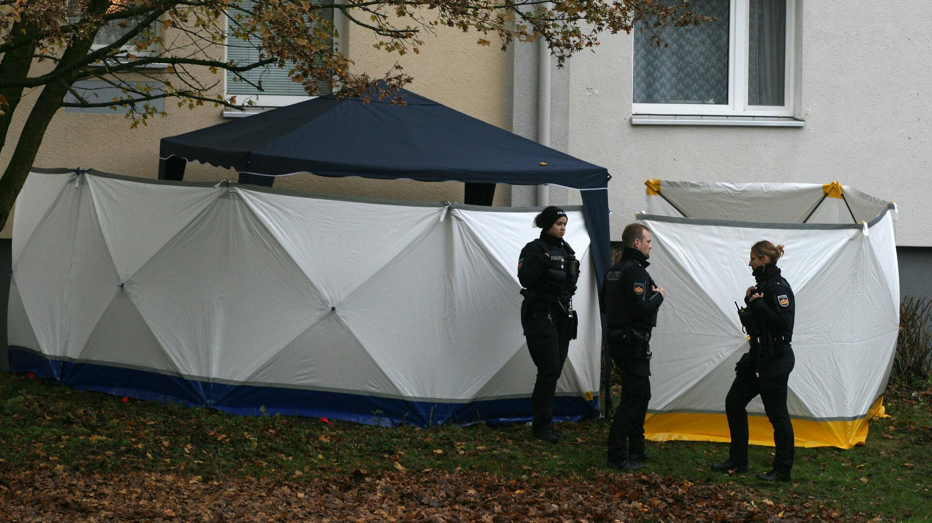 Her ses politiet i Bremen, der står foran det sted, hvor pigen faldt ned.