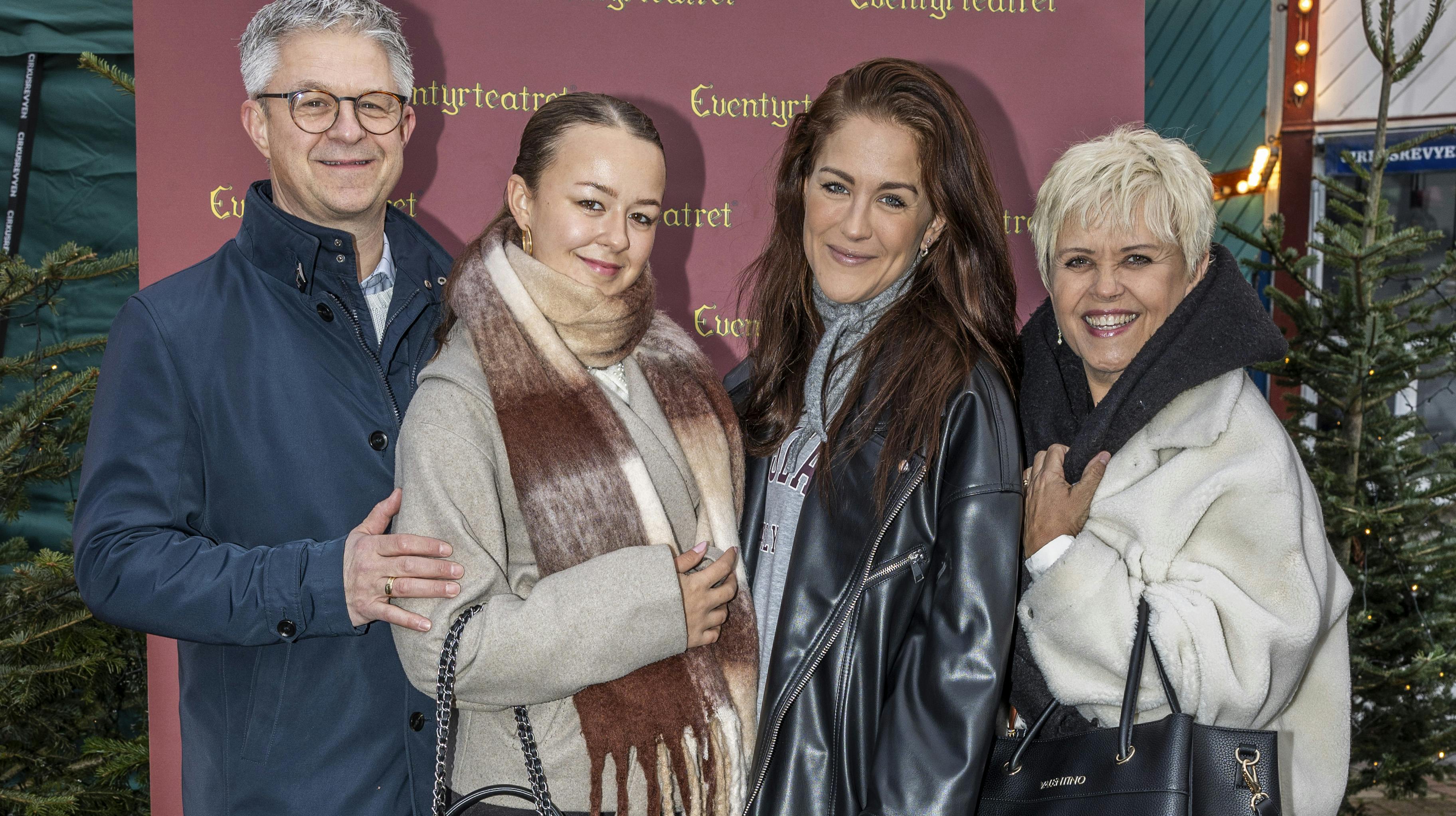 Familien Dalsgaard til premieren på "Et juleeventyr" på Bakken".