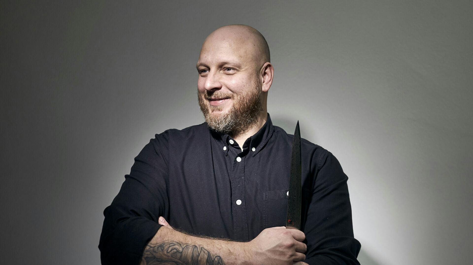 Henrik Jyrk har blandt andet været i spidsen for restauranter som KUL, Næs og IBU, ligesom han to gange tidligere har vundet kokkekonkurrencen Sol over Gudhjem.