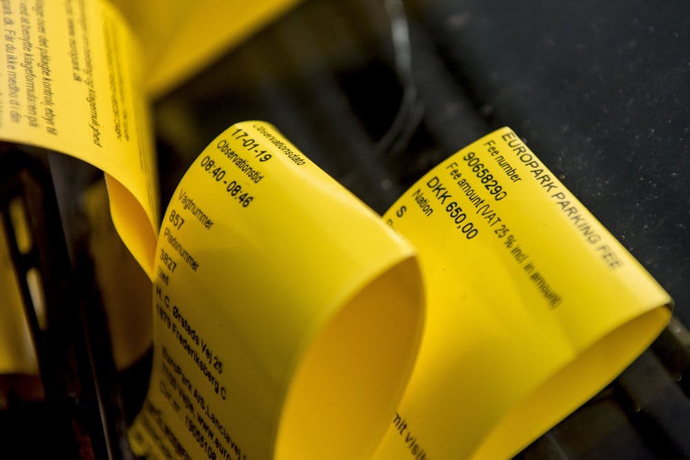 Når en gul seddel hænger under vinduesviskeren, er bilejere ofte klar over, at der er tale om en parkeringsbøde. Men med "usynlige parkeringsbøder", som bilister får elektronisk, er det oftere til stor overraskelse. (Arkivfoto). - Foto: Mads Claus Ra