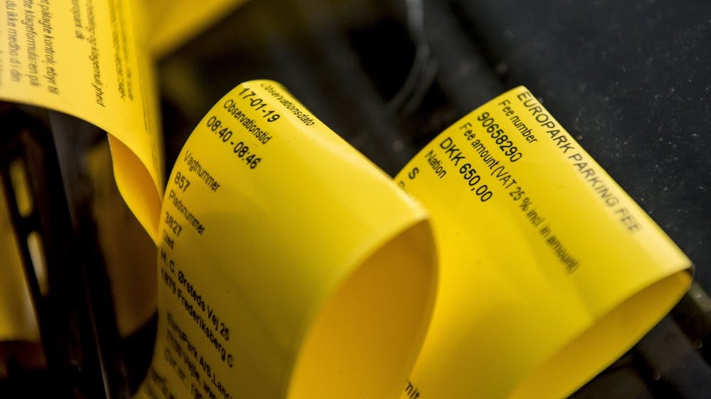 Når en gul seddel hænger under vinduesviskeren, er bilejere ofte klar over, at der er tale om en parkeringsbøde. Men med "usynlige parkeringsbøder", som bilister får elektronisk, er det oftere til stor overraskelse. (Arkivfoto). - Foto: Mads Claus Ra