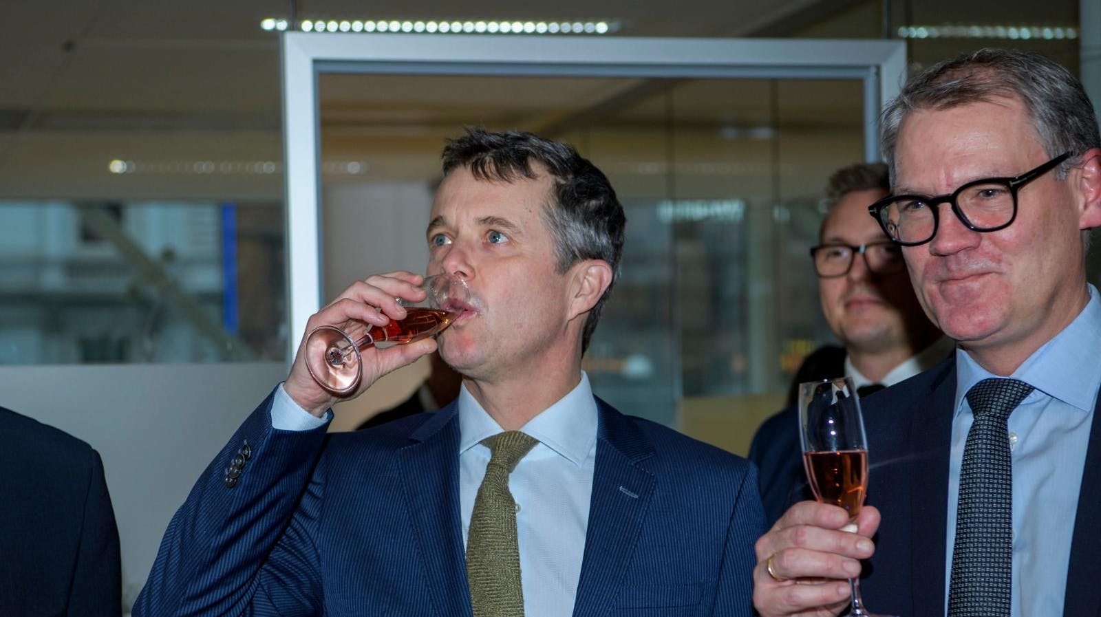 Topdirektør Thomas Bustrup (t.h. med glasset i hånden, red.), der nu er tiltalt for to tilfælde af spritkørsel samme dag, ses her i sin rolle for Dansk Industri ved et officielt arrangement med Frederik, mens han stadig var kronprins.