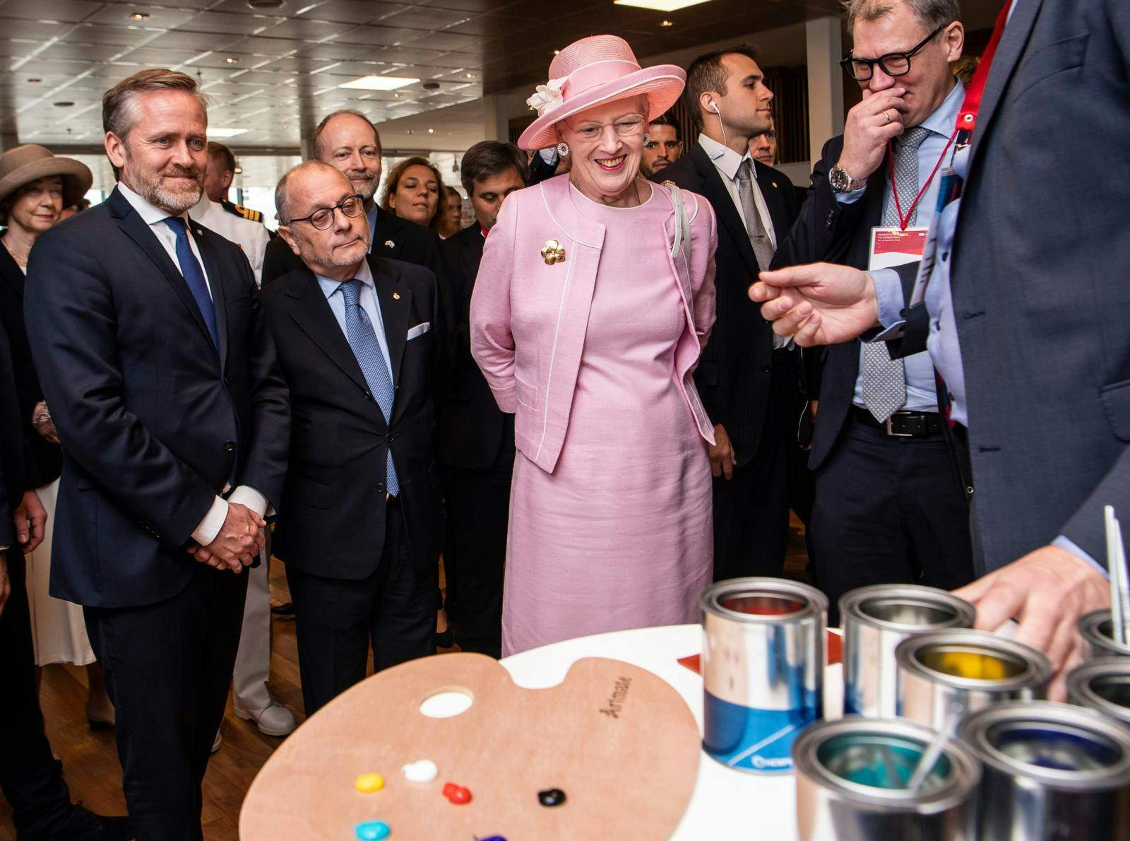 Dronning Margrethe har haft en særlig plads i Thomas Bustrups karriere, når han har rejst rundt med den daværende regent som her i en gladere stund under et statsbesøg i Argentina. 