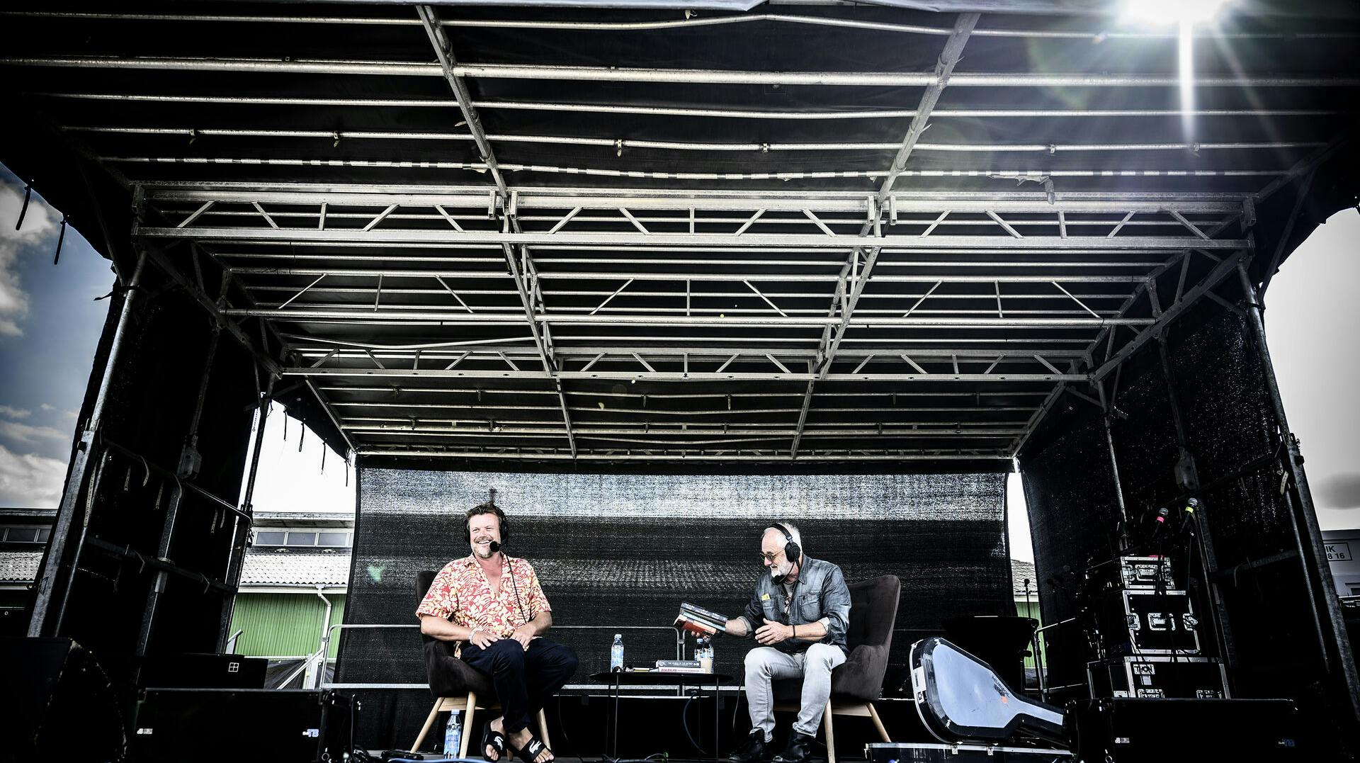 René Fredensborg (t.v.) er kendt for at gå både til og over grænsen, hvilket han tidligere har betalt med sit job for.