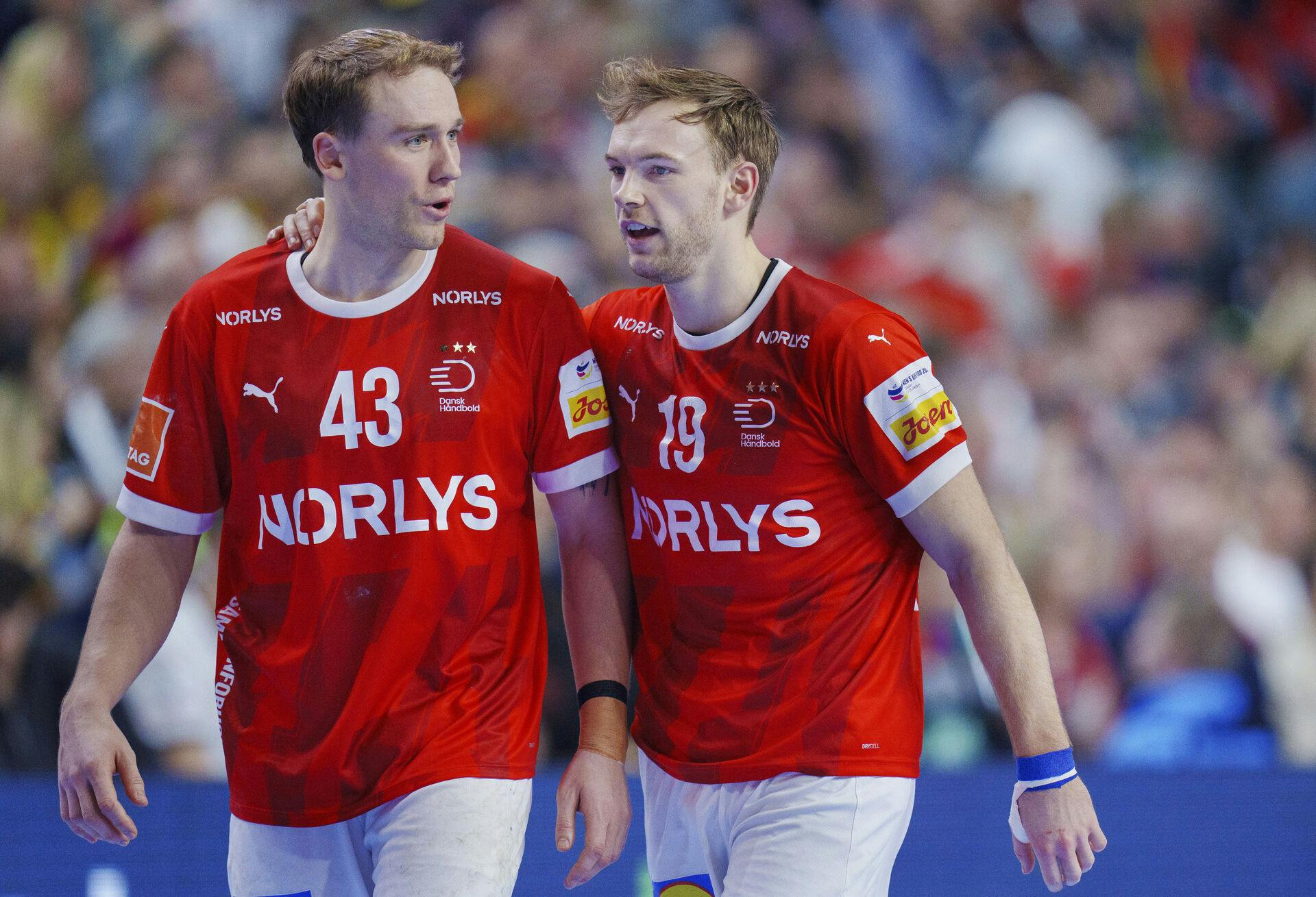 Simon Pytlick (tv) skal fra sommeren 2027 spille sammen med Mathias Gidsel (th) i den tyske hovedstadsklub Füchse Berlin.