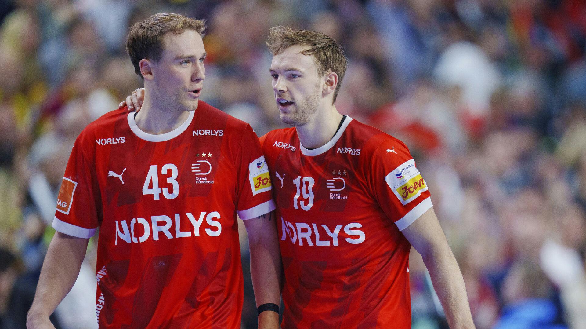 Simon Pytlick (tv) skal fra sommeren 2027 spille sammen med Mathias Gidsel (th) i den tyske hovedstadsklub Füchse Berlin.