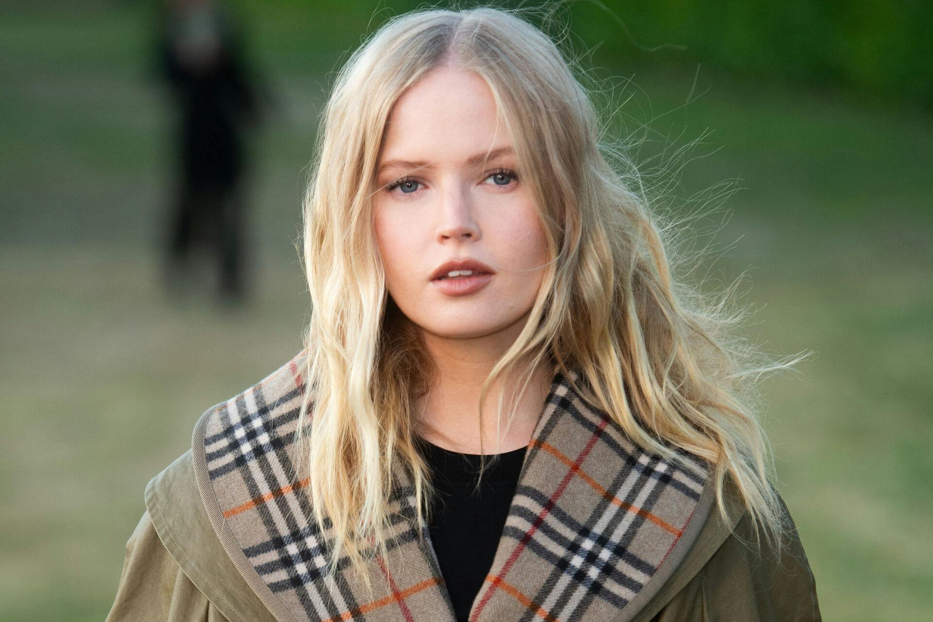 Ellie Bamber har fundet kærligheden i danske Oliver Overgaard.