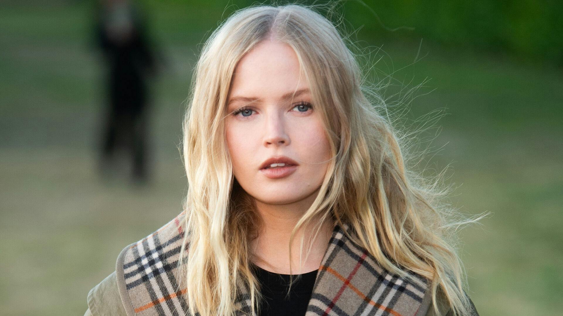 Ellie Bamber har fundet kærligheden i danske Oliver Overgaard.