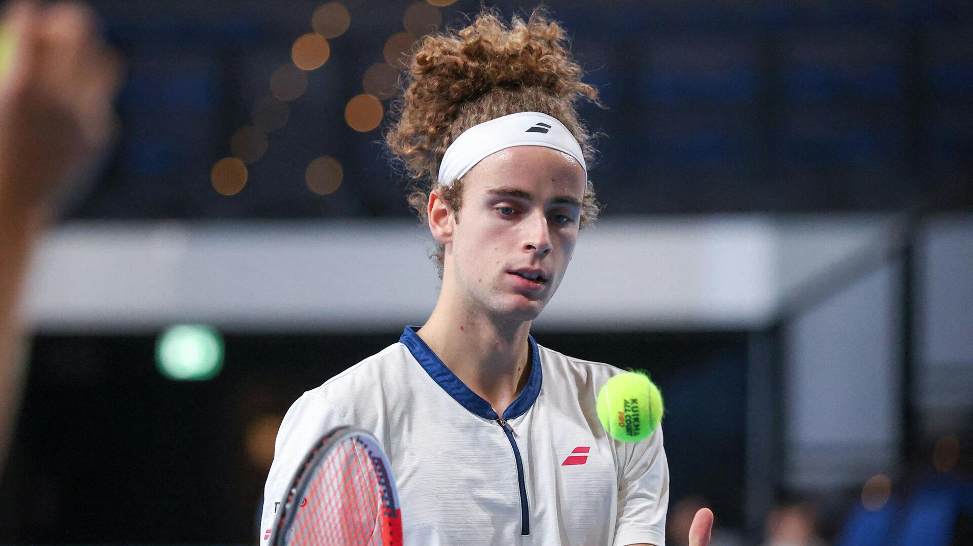 Den 21-årige schweiziske tennisspiller Mika Brunold sprang søndag ud som homoseksuel. 