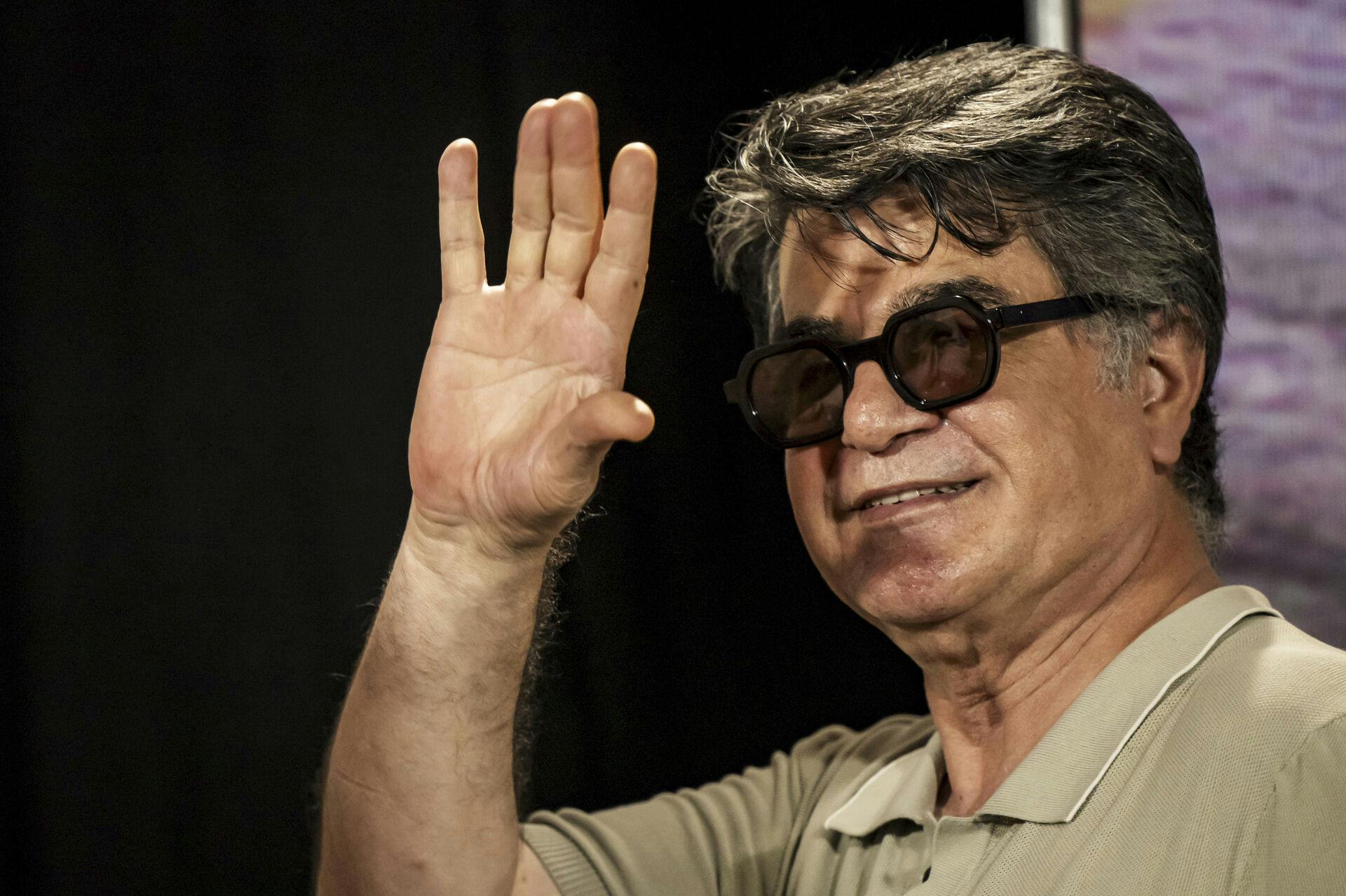 Jafar Panahi var ikke selv til stede, da dommen blev afsagt. Han må ikke rejse til Iran i de kommende to år.