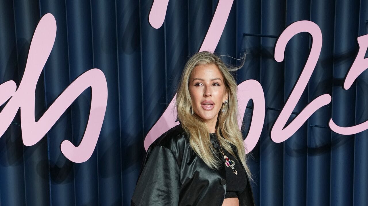 Solbrillerne blev taget af, da Ellie Goulding ankom på den røde løber og begyndte at posere.