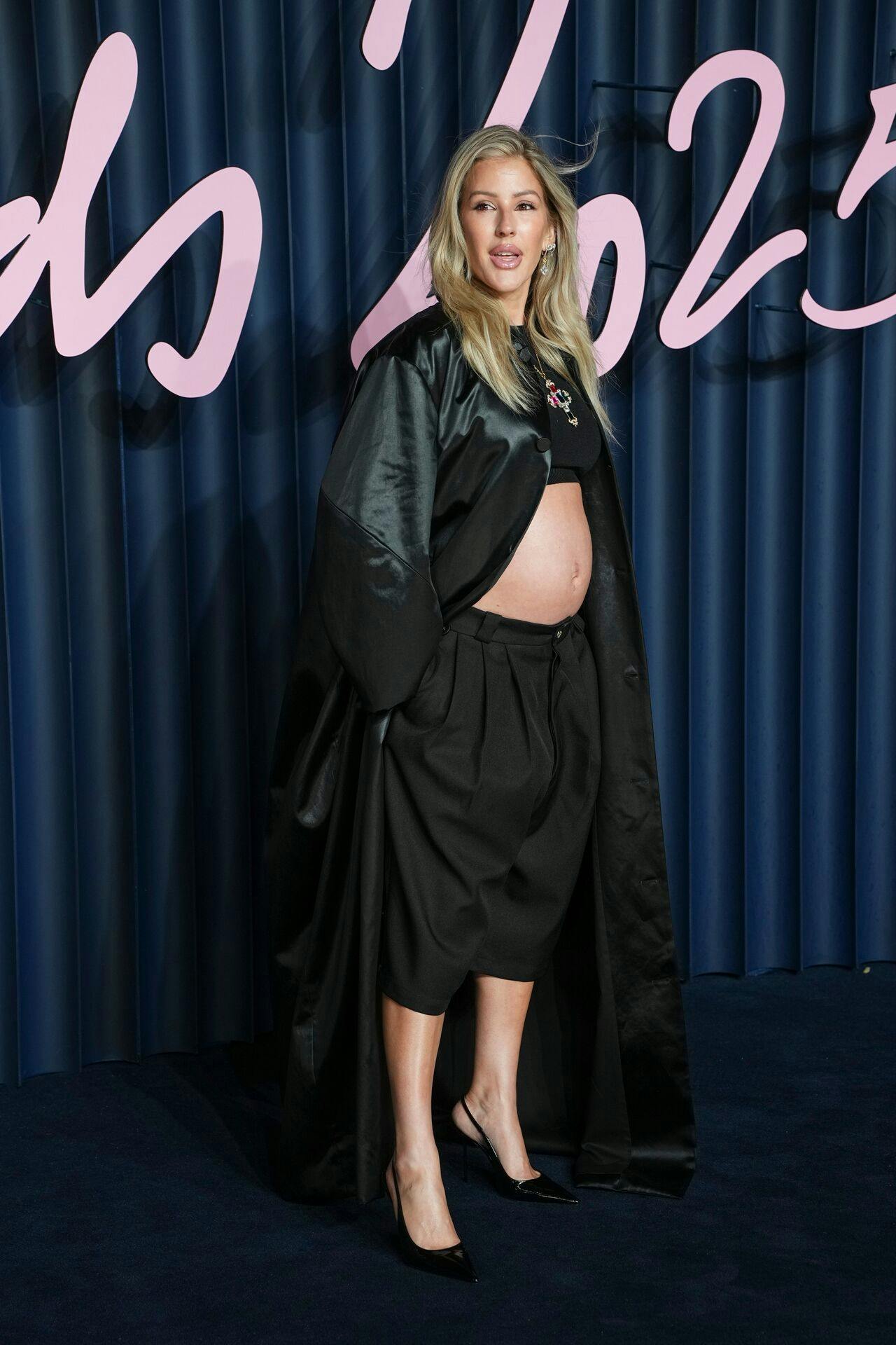 Solbrillerne blev taget af, da Ellie Goulding ankom på den røde løber og begyndte at posere.