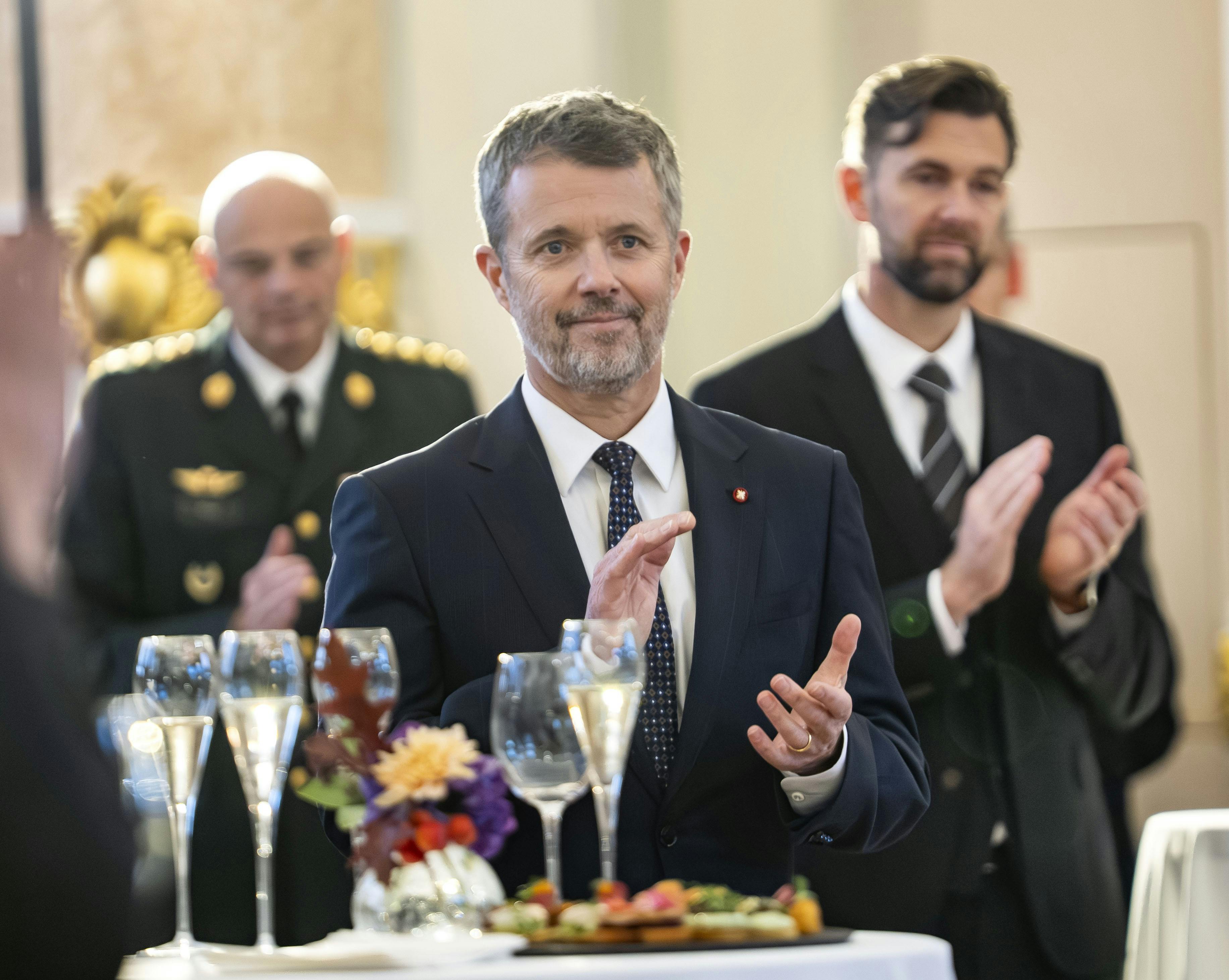 Kong Frederik er flyvende i ny video.&nbsp;