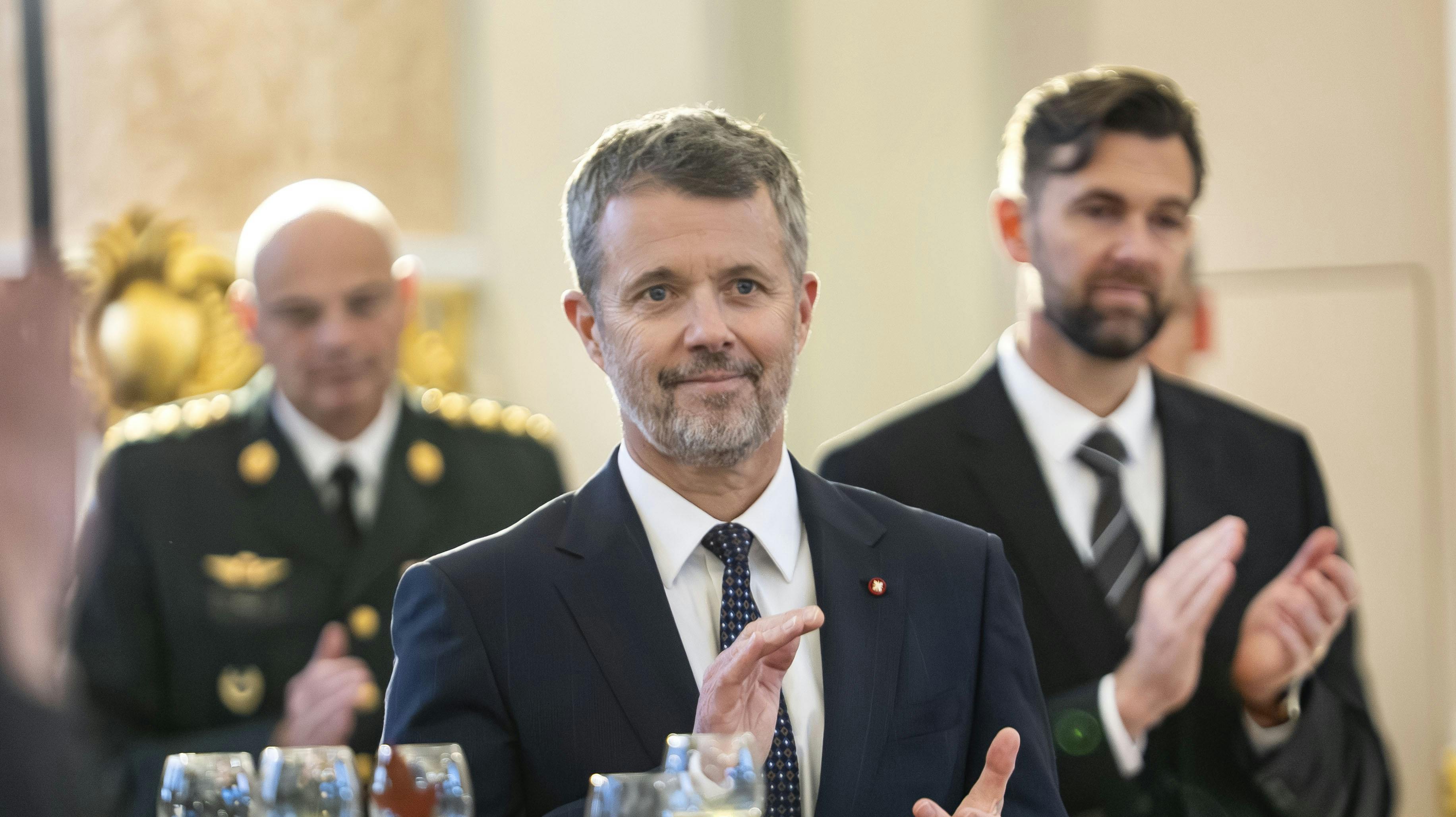 Kong Frederik er flyvende i ny video. 