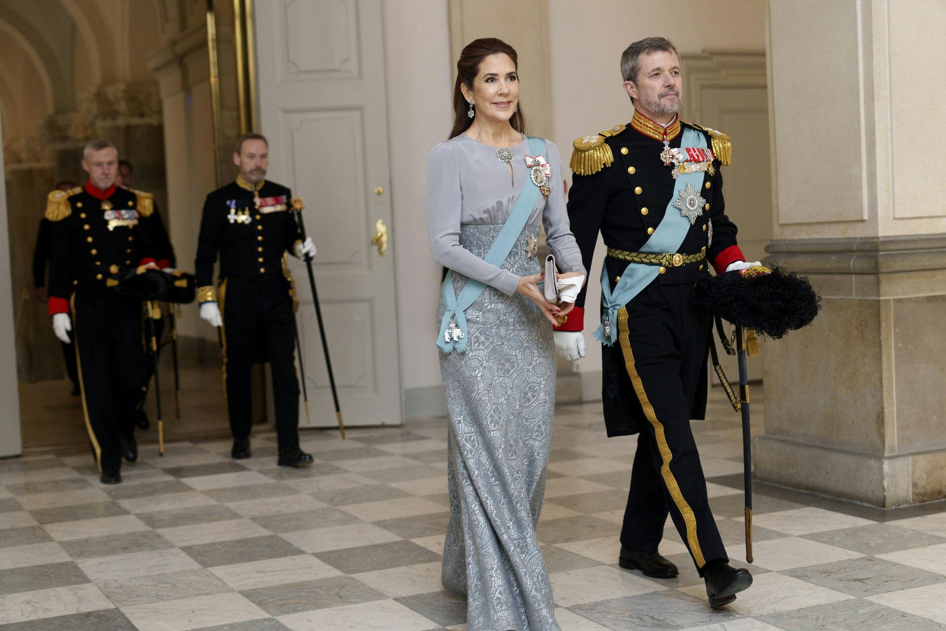 Kong Frederik og Dronning Mary ankommer til Kongeparrets nytårskur for officerer fra forsvaret og beredskabsstyrelsen på Christiansborg Slot i København, 7. januar 2025.