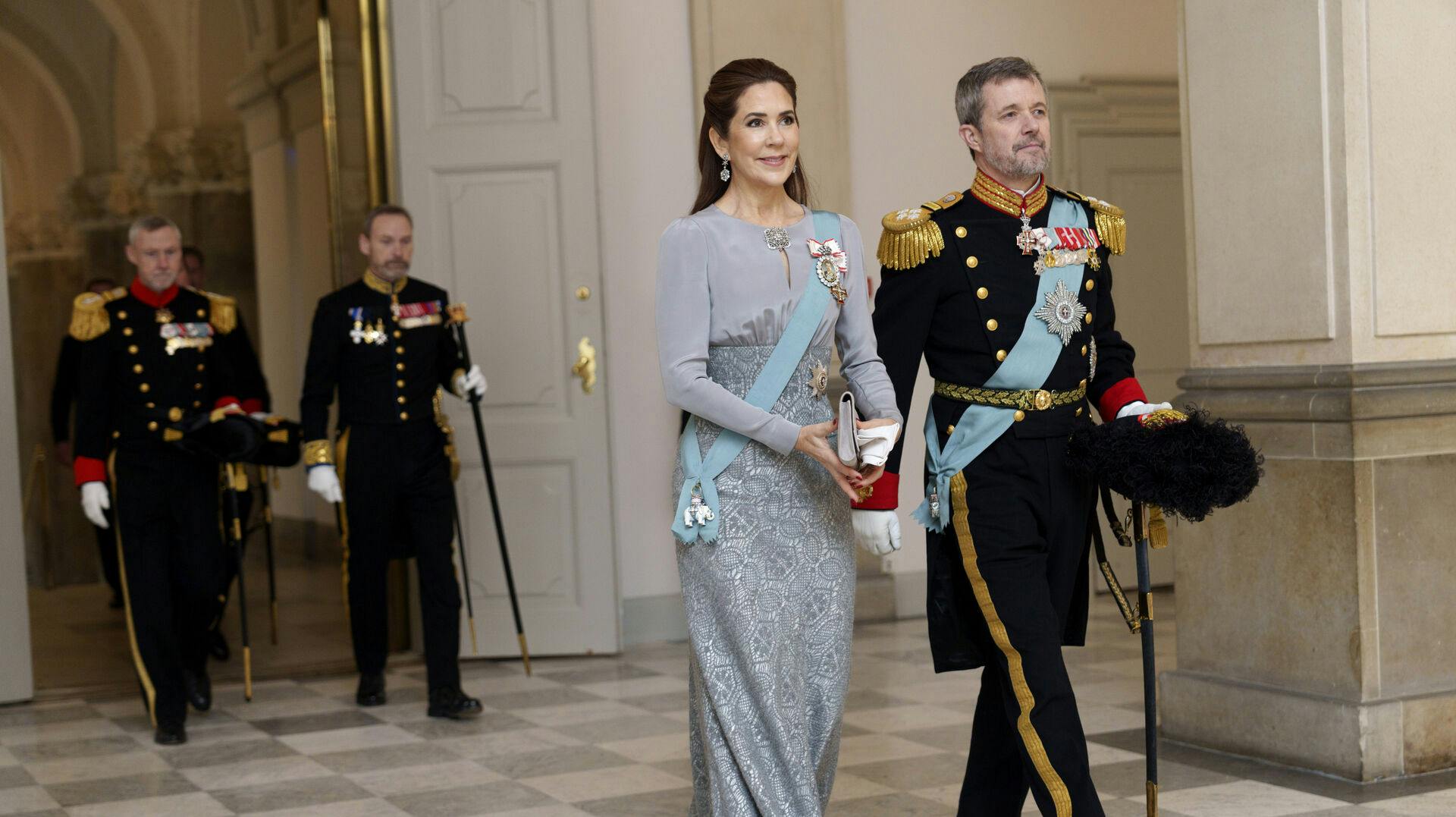 Kong Frederik og Dronning Mary ankommer til Kongeparrets nytårskur for officerer fra forsvaret og beredskabsstyrelsen på Christiansborg Slot i København, 7. januar 2025.