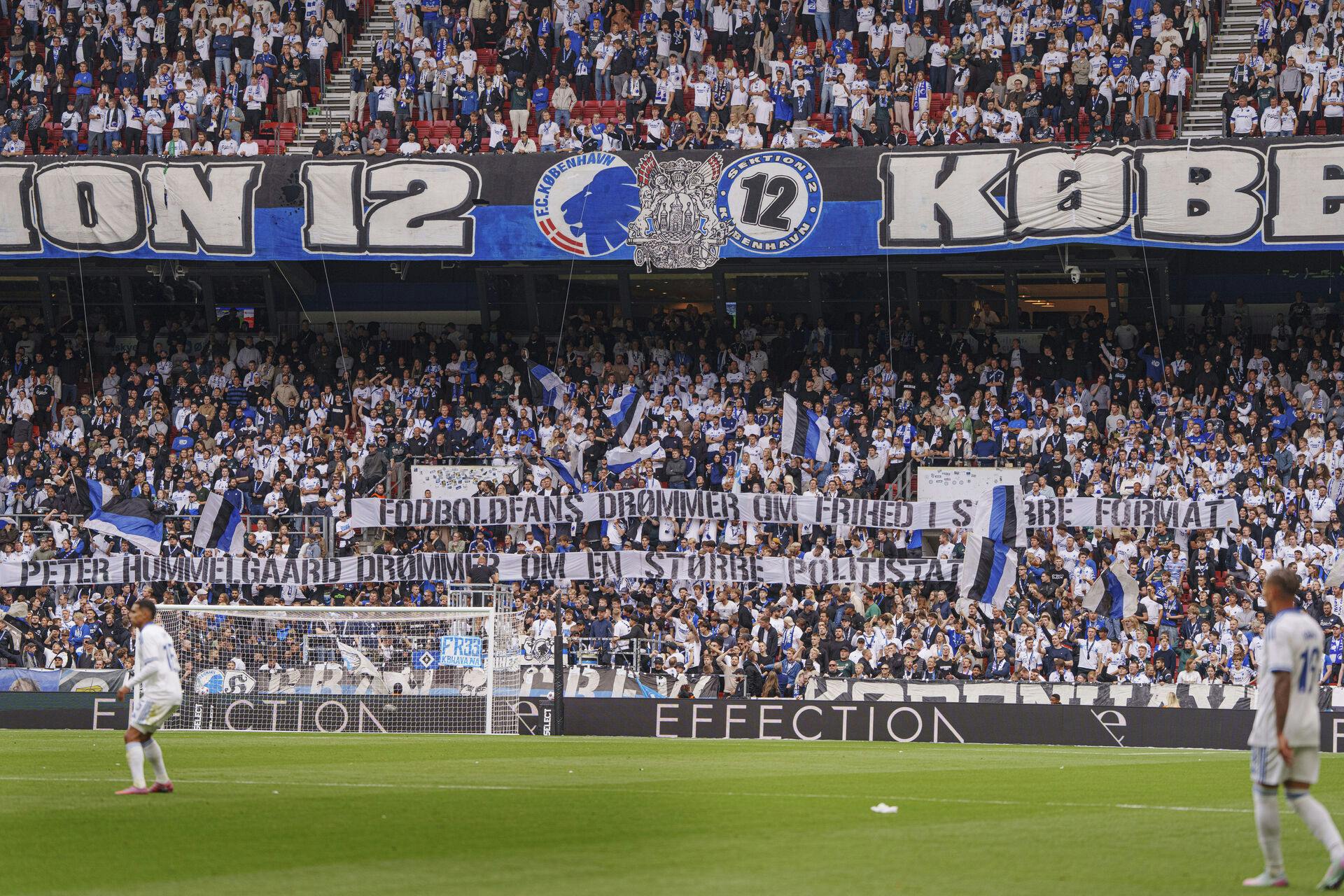 Alt tyder på at de anholdte har en relation til det aktive fanmiljø omkring fodboldklubben FC København.