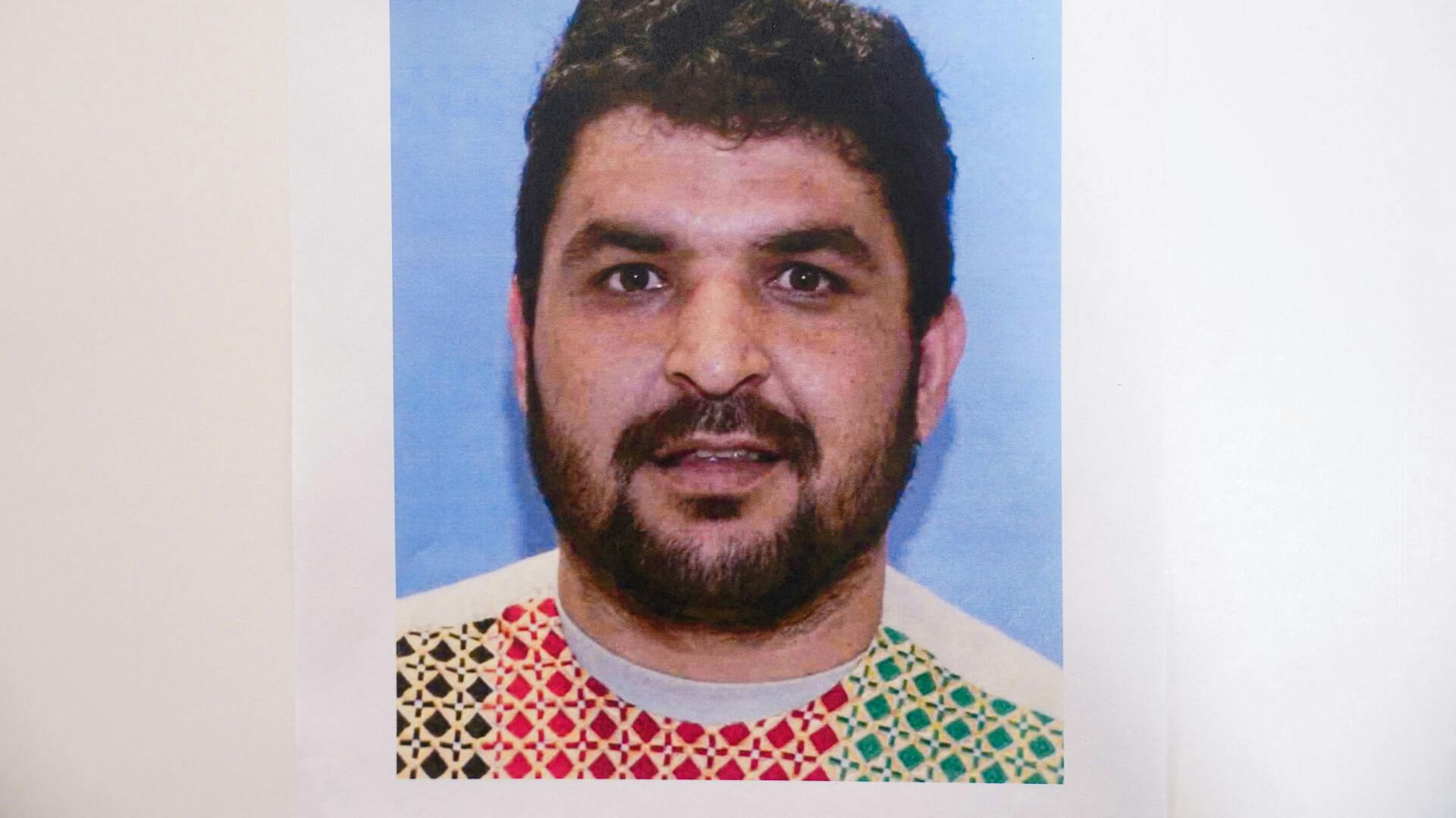 Rahmanullah Lakanwal er sigtet for drabet efter at have skudt to medlemmer af nationalgarden i USA. Den ene er død af sine kvæstelser. Rahmanullah Lakanwal er selv indlagt efter at være blevet ramt af skud.