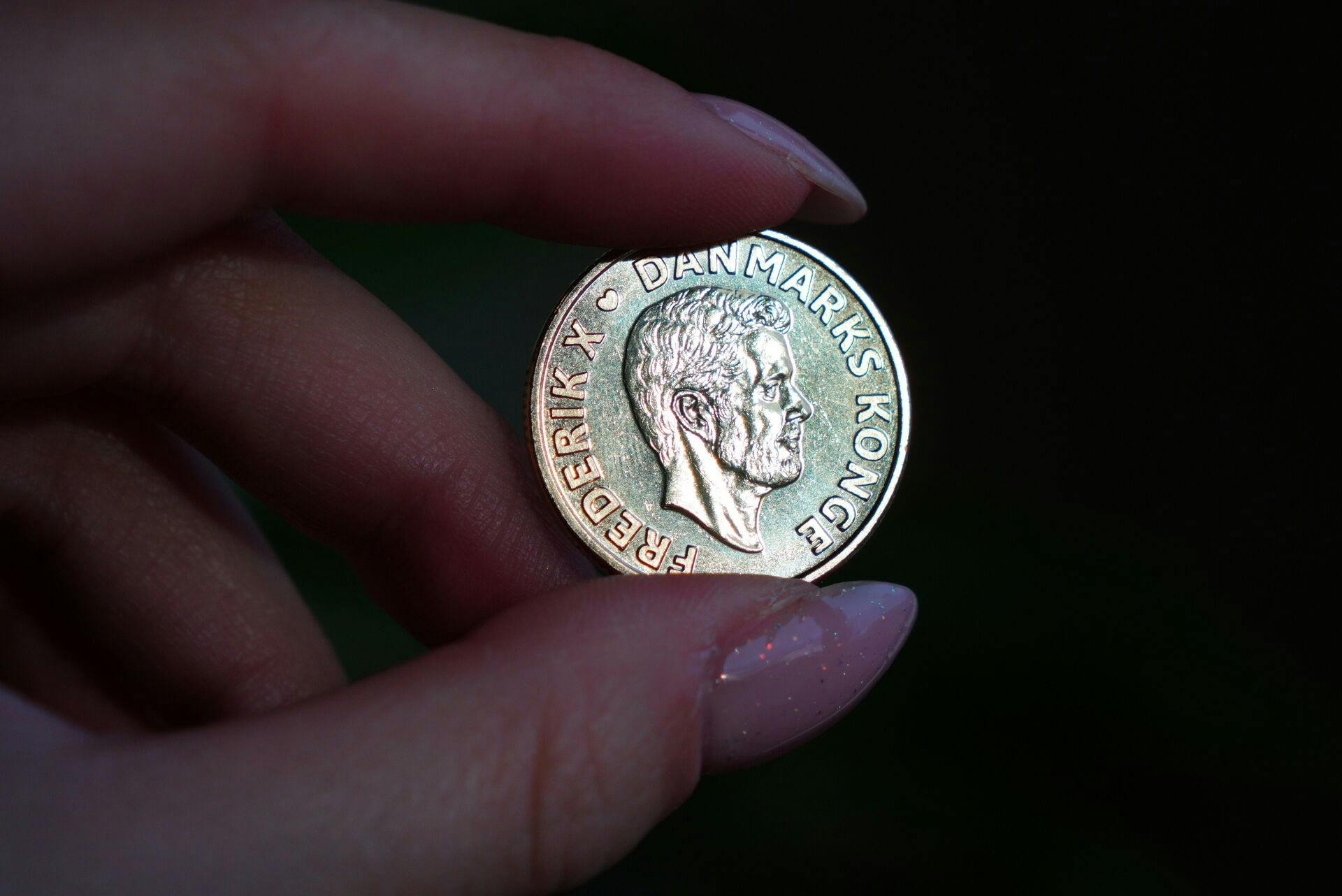 Kong Frederik pryder forsiden, mens symboler fra Amalienborg Slotsplads og kongevåbenet sætter sit kongelige præg på bagsiden.