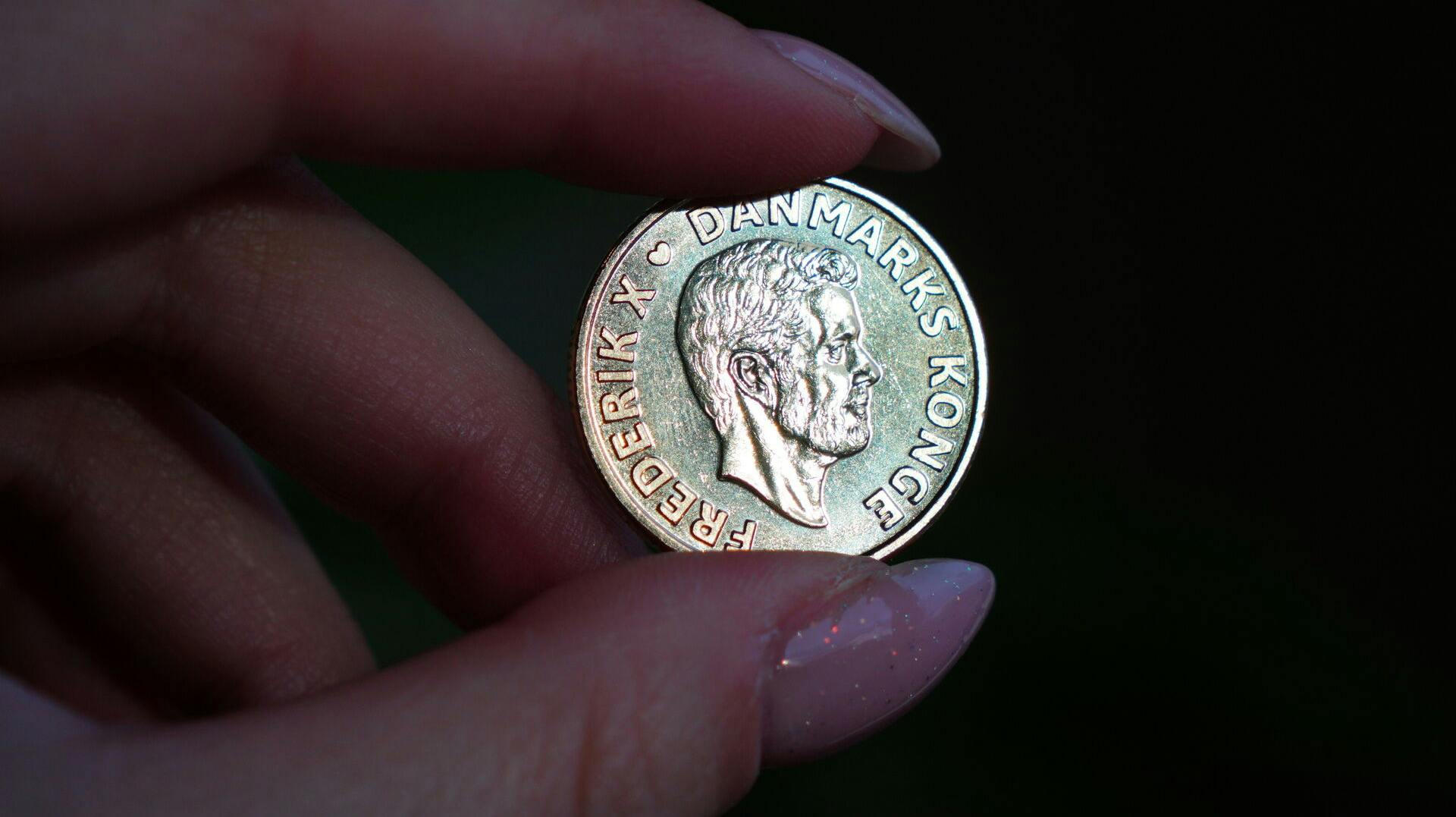 Kong Frederik pryder forsiden, mens symboler fra Amalienborg Slotsplads og kongevåbenet sætter sit kongelige præg på bagsiden.