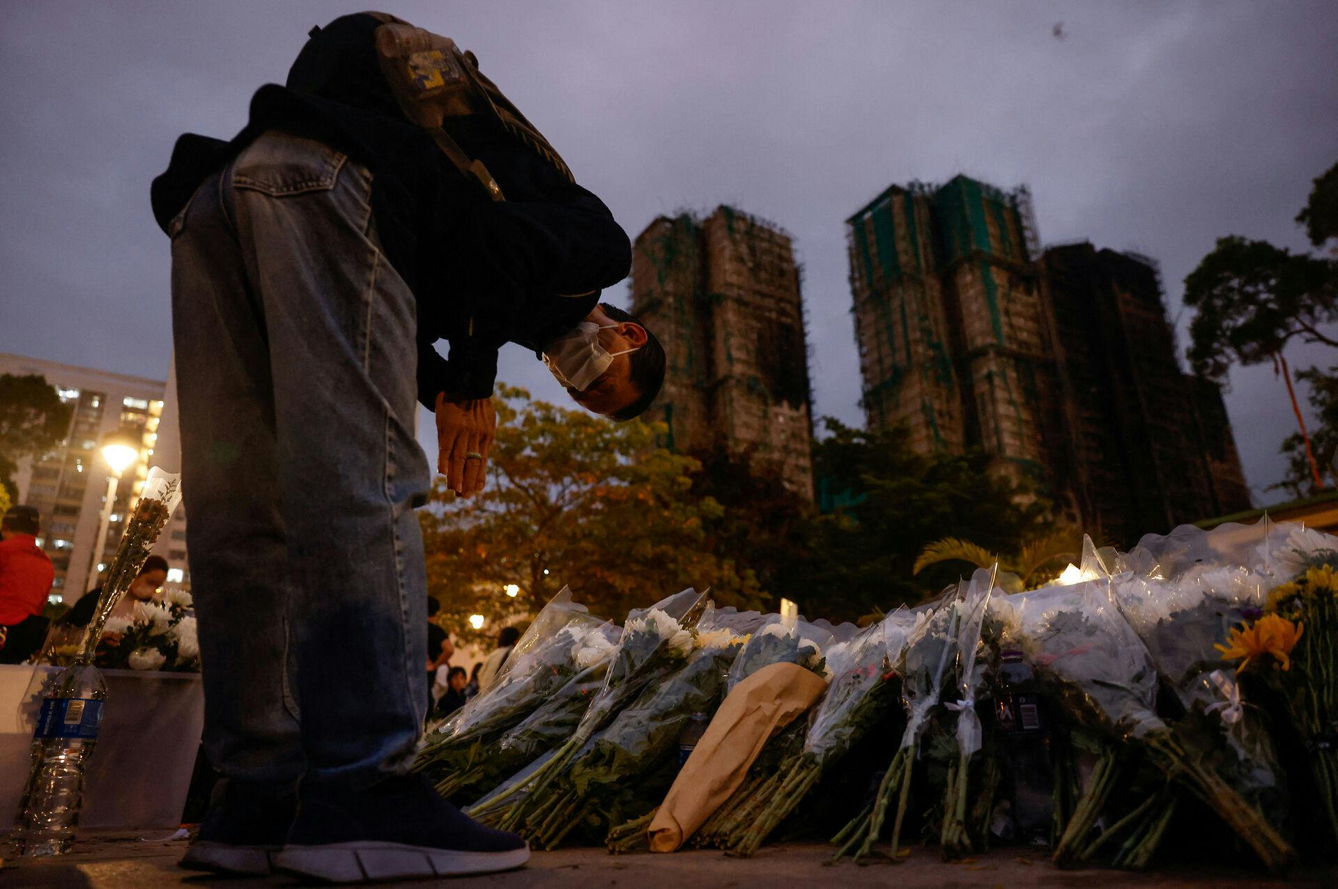 Flere er anholdt efter dødsbranden i Hong Kong. Nu rammer sagen den danske gigant ISS hårdt.