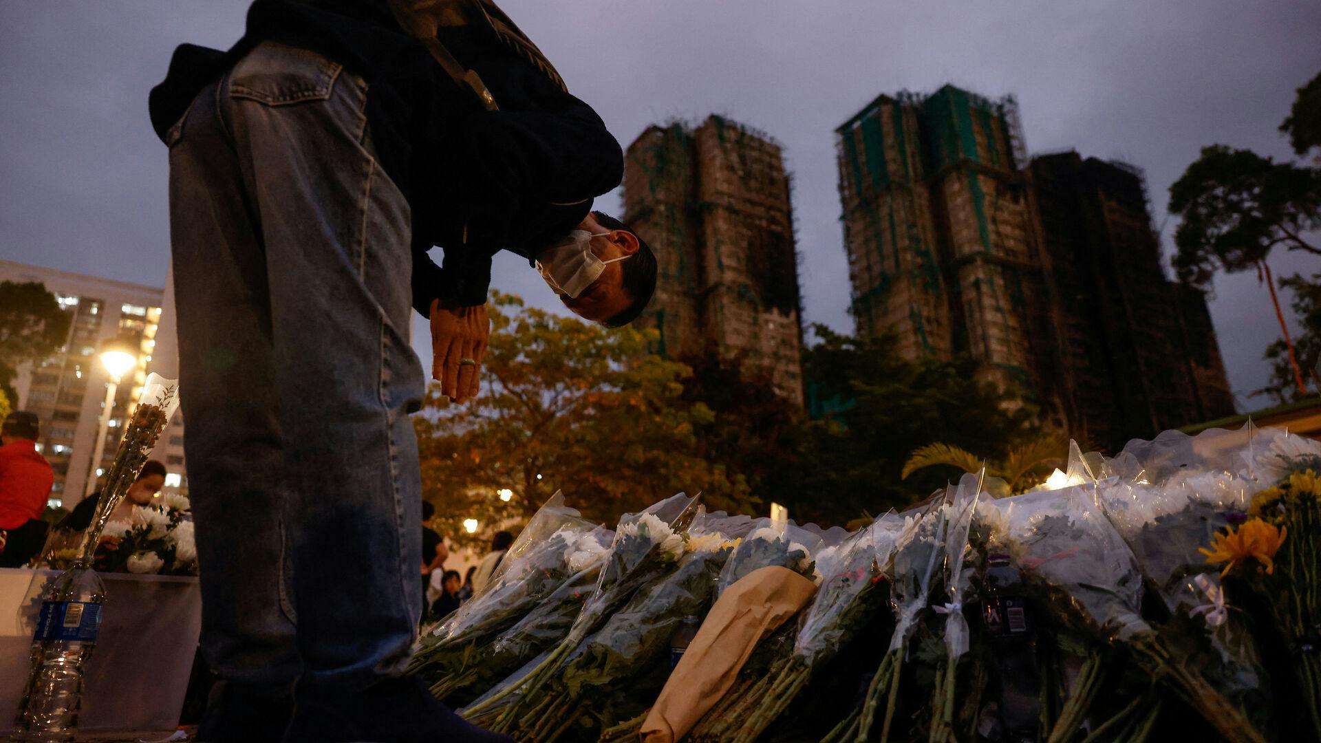 Flere er anholdt efter dødsbranden i Hong Kong. Nu rammer sagen den danske gigant ISS hårdt.