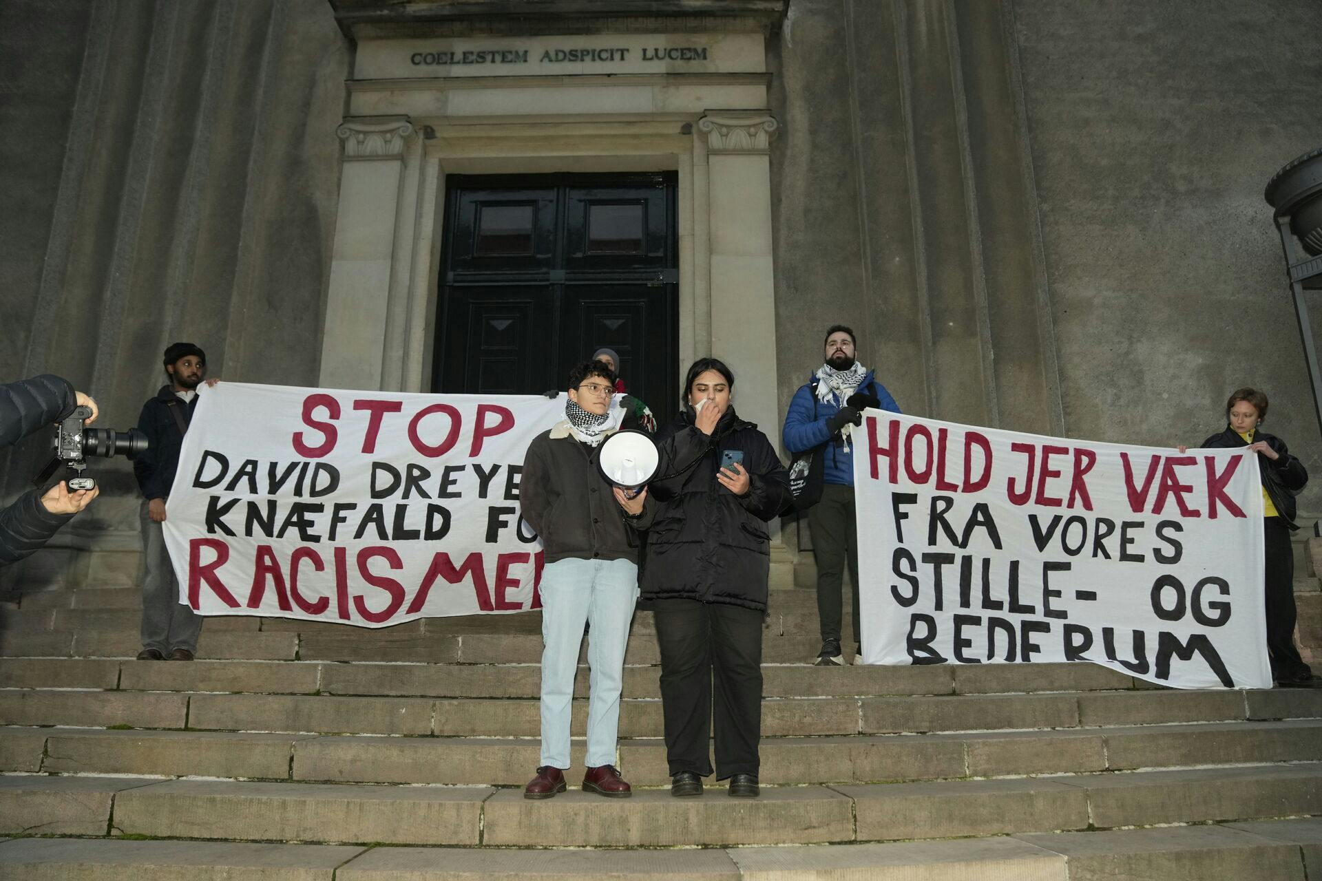 Sådan så det tirsdag ud på Frue Plads i København, hvor en gruppe studerende demonstrerer mod lukningen af stillerummene.
