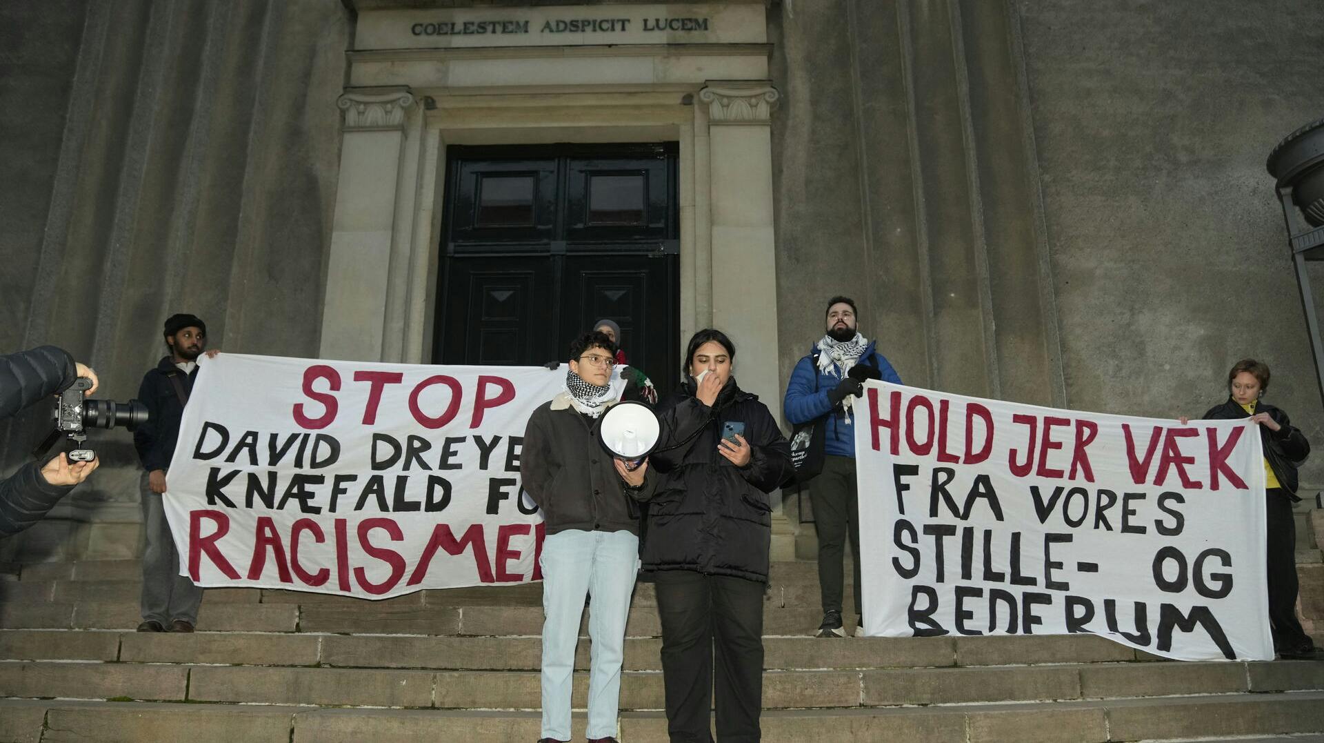 Sådan så det tirsdag ud på Frue Plads i København, hvor en gruppe studerende demonstrerer mod lukningen af stillerummene.