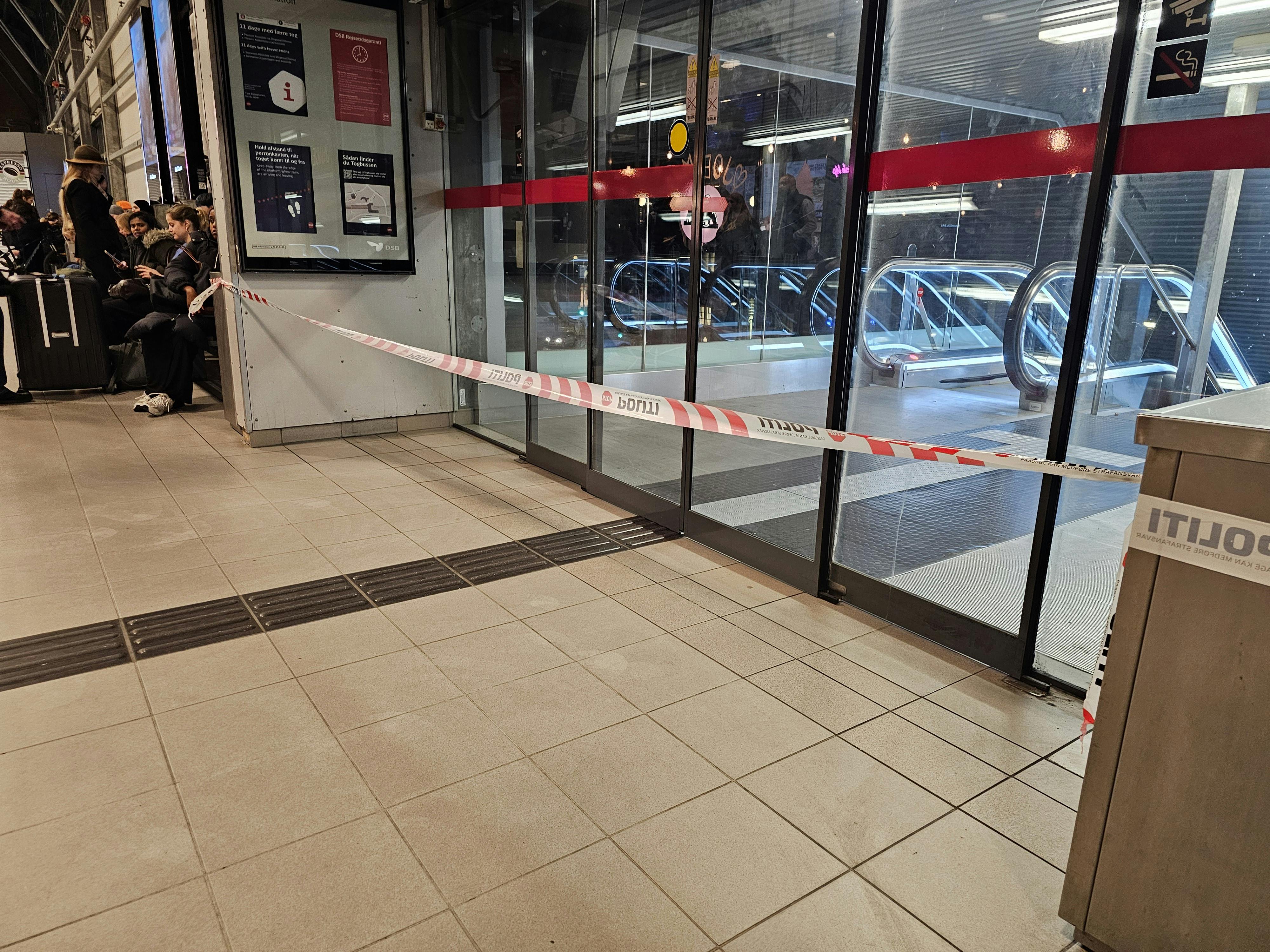 Afspærringer på Odense Banegård møder lige nu pendlerne.