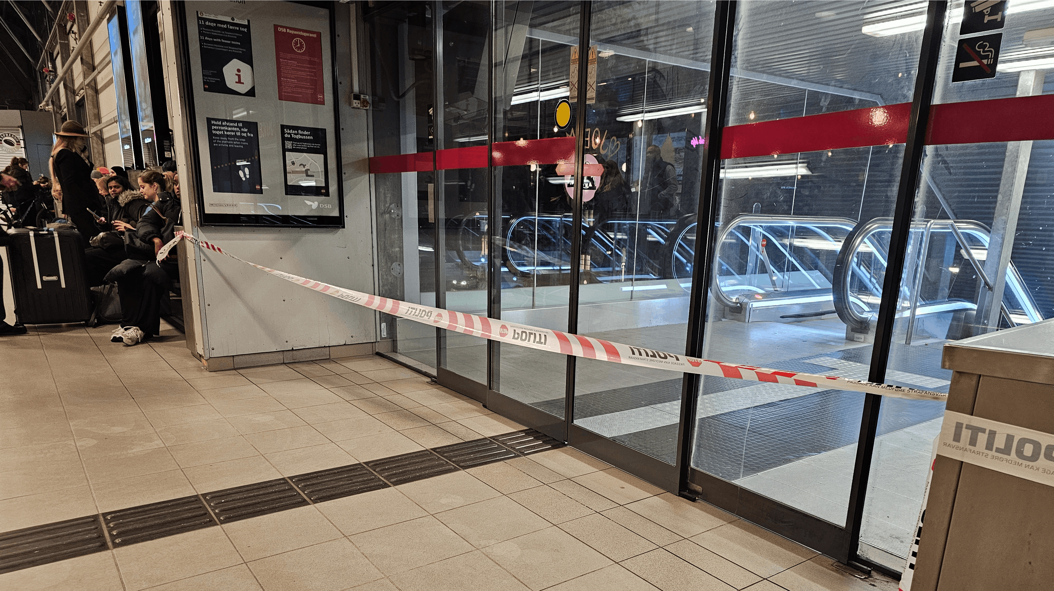 Afspærringer på Odense Banegård møder lige nu pendlerne.