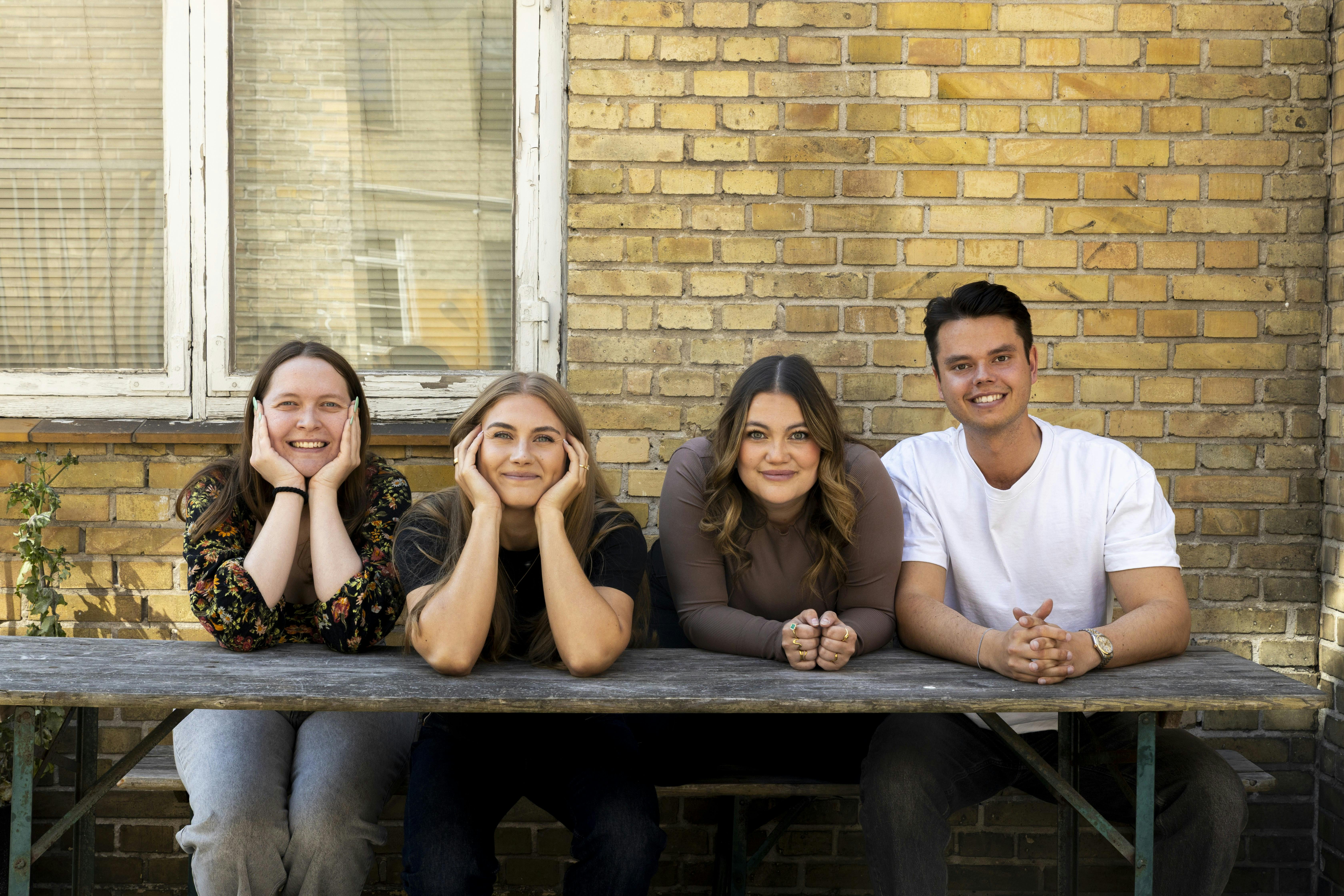 Rachel Ellebye, Mathilde Beuschau, Stephanie Siguenza og Christian Elhauge er med i "Årgang 0 forever".