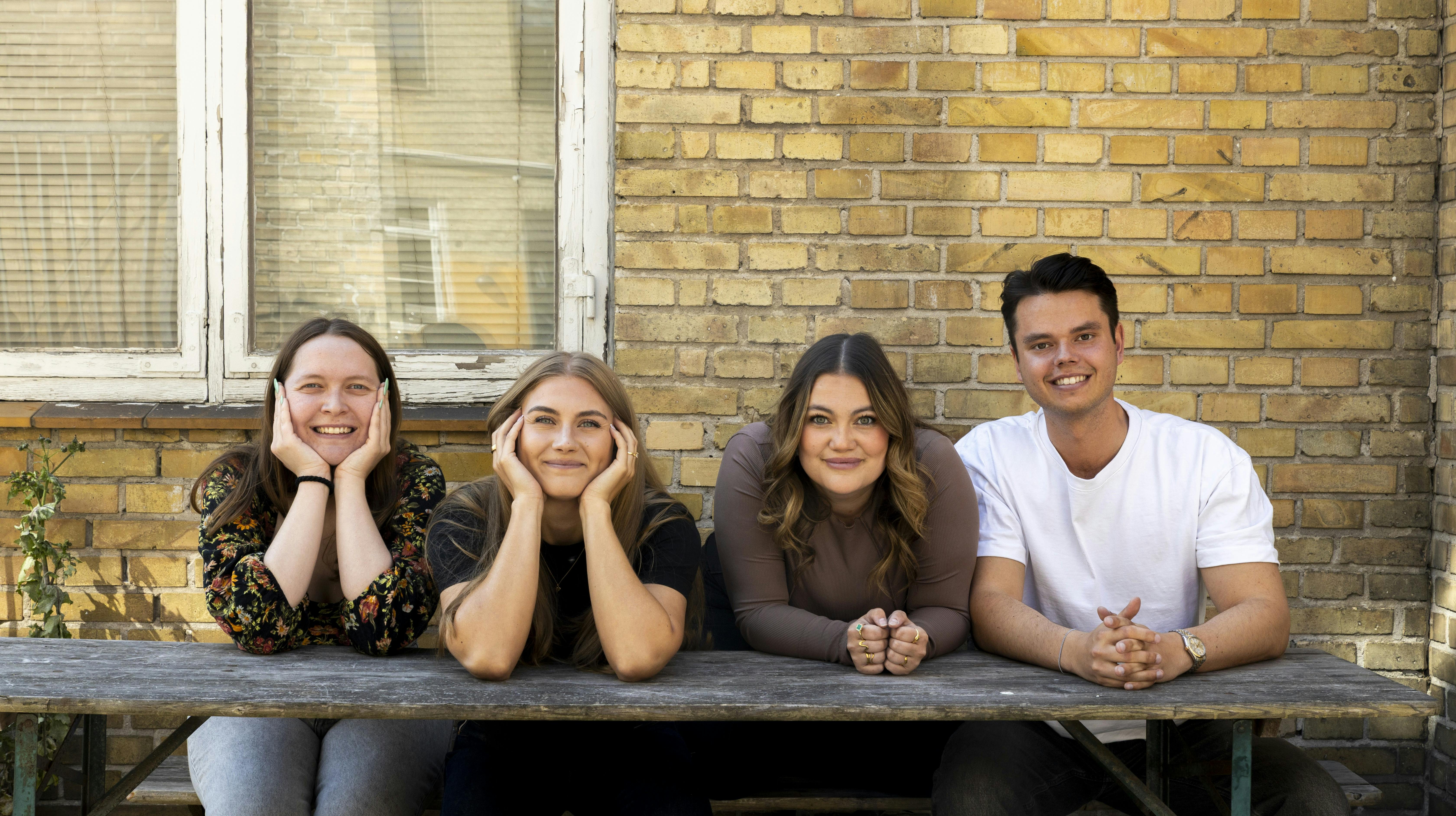 Rachel Ellebye, Mathilde Beuschau, Stephanie Siguenza og Christian Elhauge er med i "Årgang 0 forever".